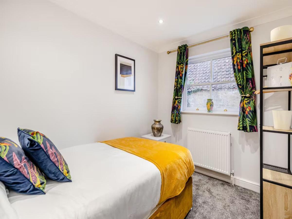 Five-Bedroom House photo 1