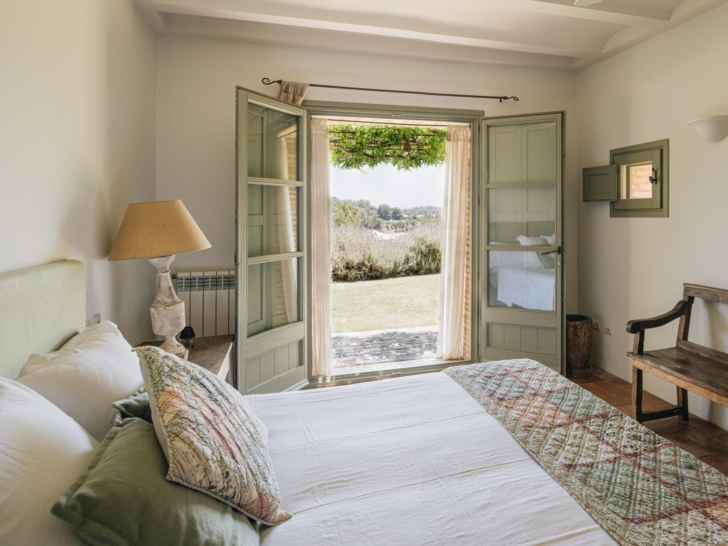 Apartamento de Dos Dormitorios con Vista al Jardín