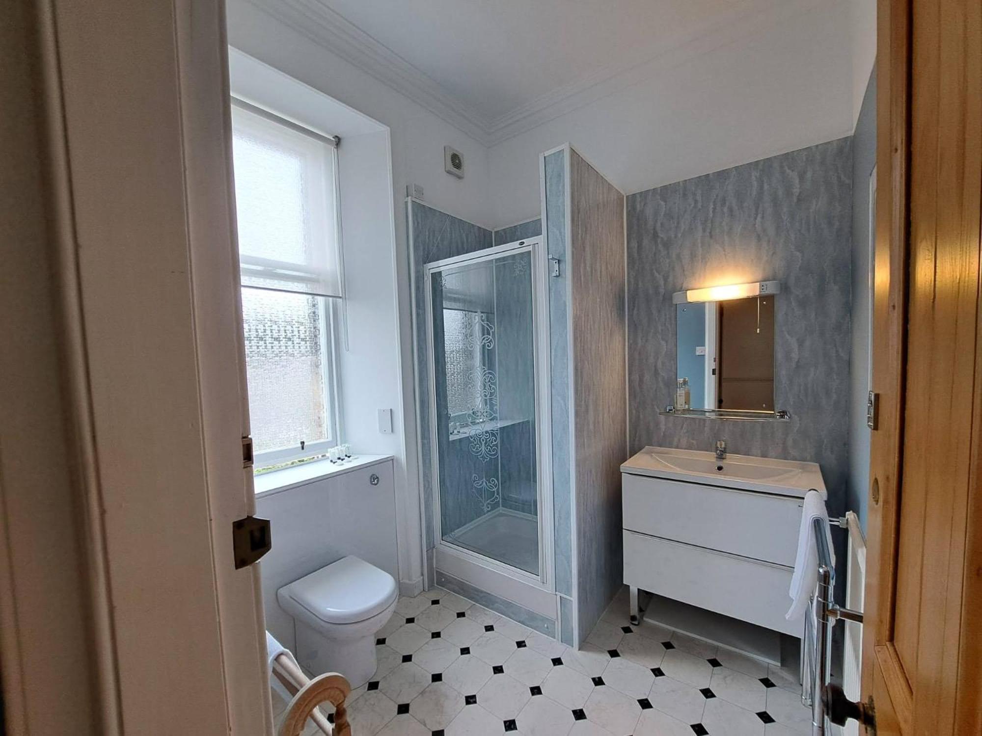Queen Room With Shared Bathroom photo 2