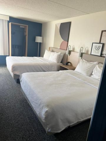 Queen Room with Two Queen Beds - Photo 2