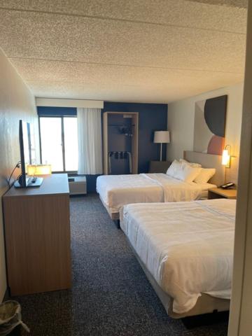 Queen Room with Two Queen Beds - Photo 5