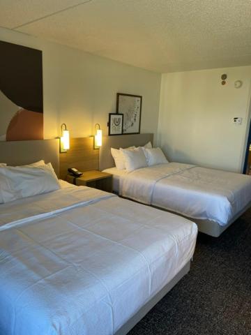 Queen Room with Two Queen Beds - Photo 3