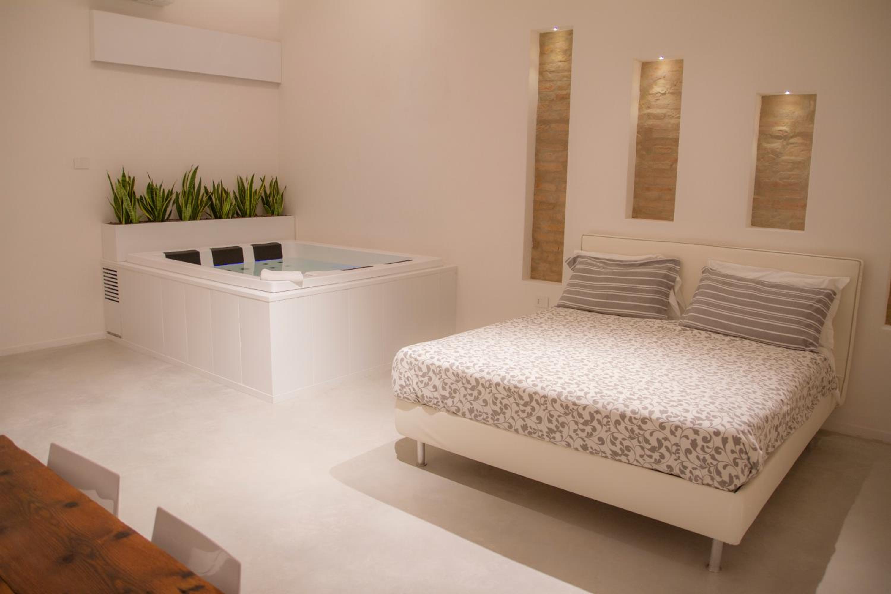 Deluxe Suite with Spa Bath photo 3
