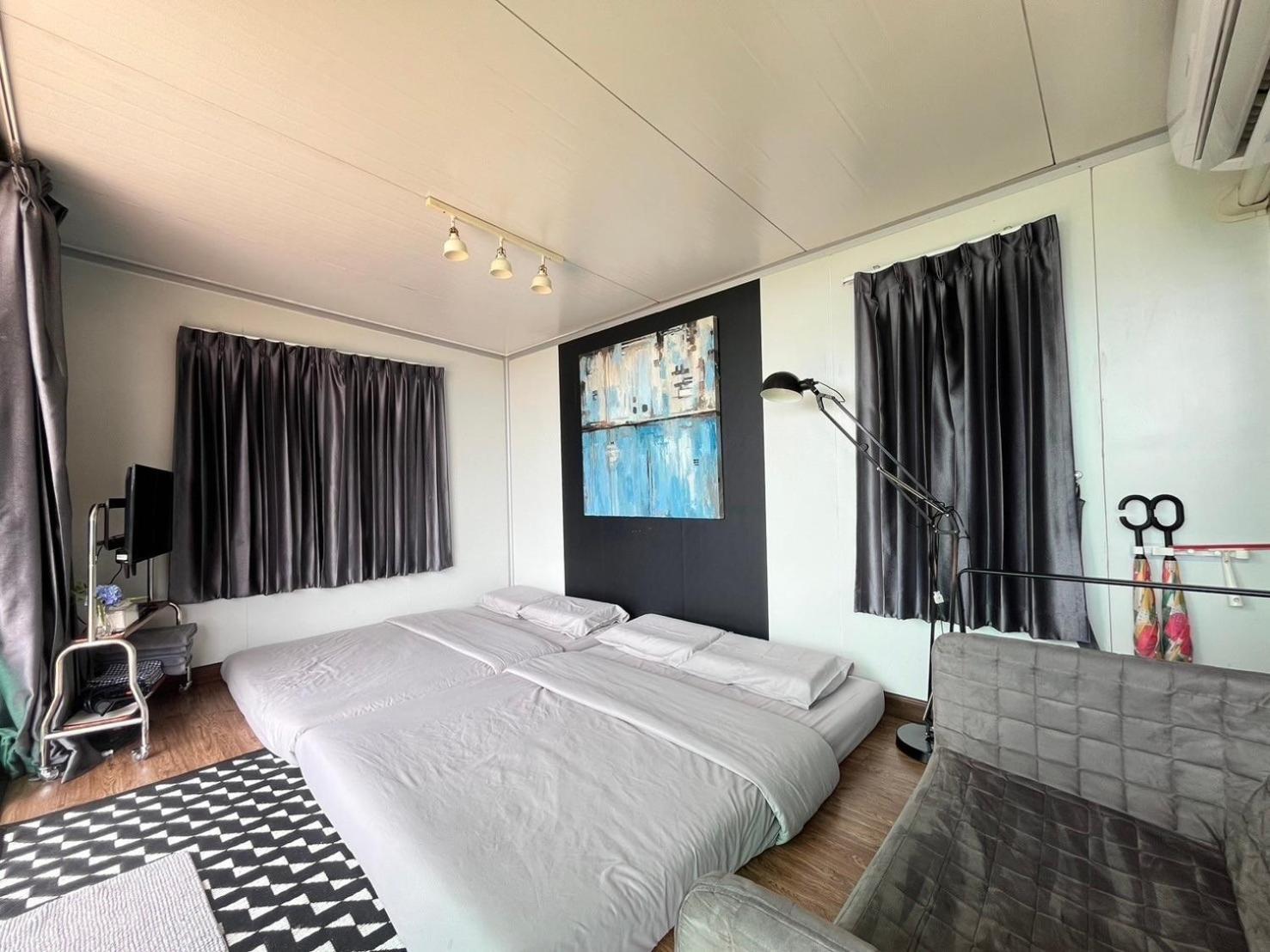 Family Room with Private Bathroom - Photo 7