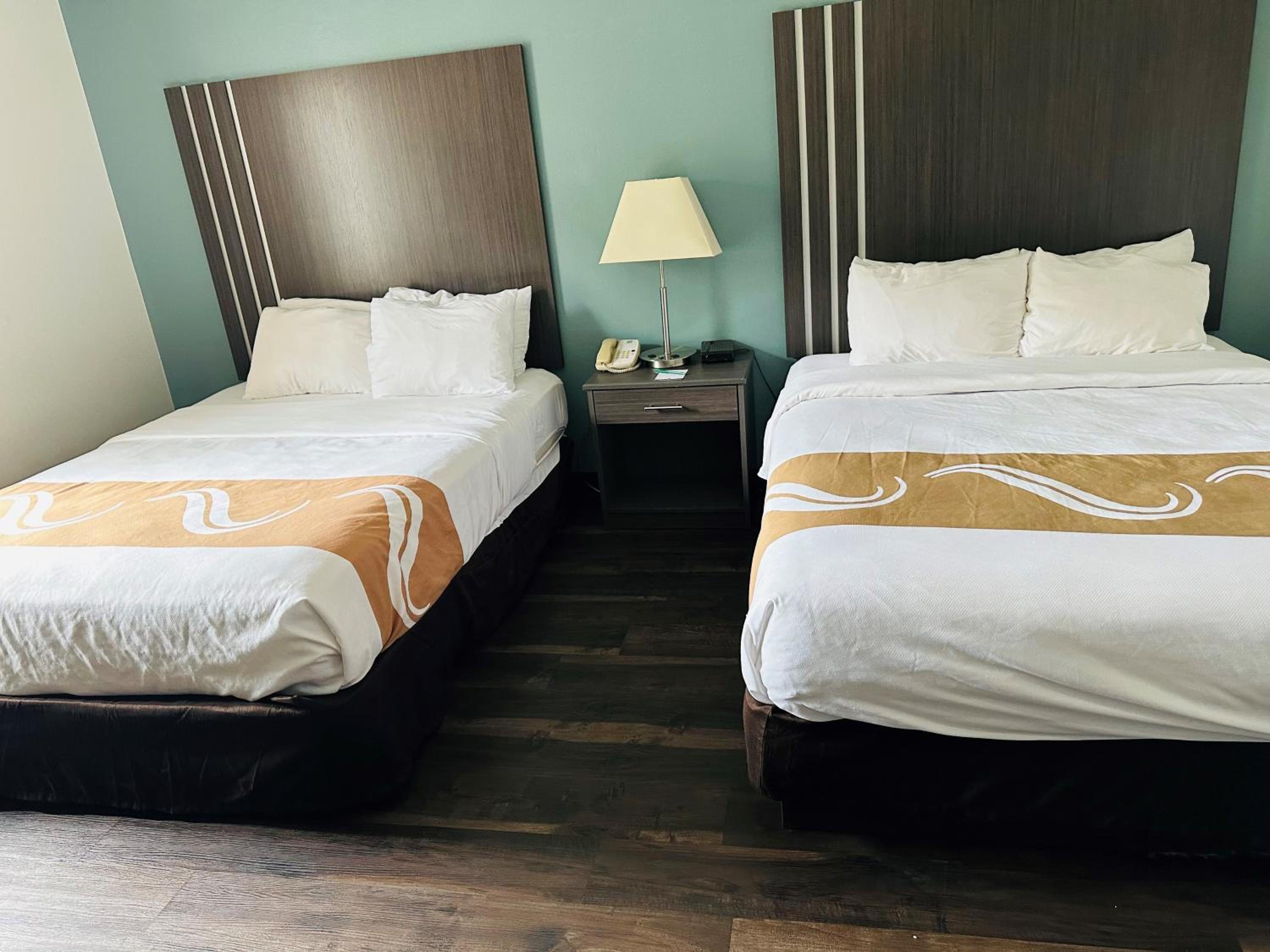 Queen Room with Two Queen Beds - Non-Smoking - Photo 5