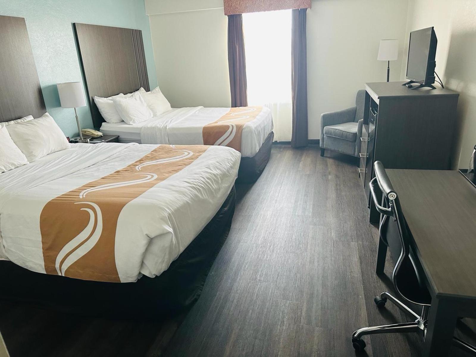 Queen Room with Two Queen Beds - Non-Smoking - Photo 4