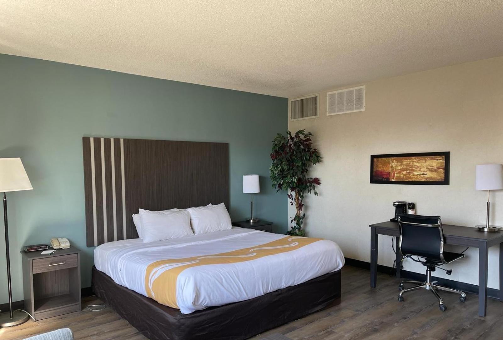 King Room with Sofa Bed - Non-Smoking - Photo 2