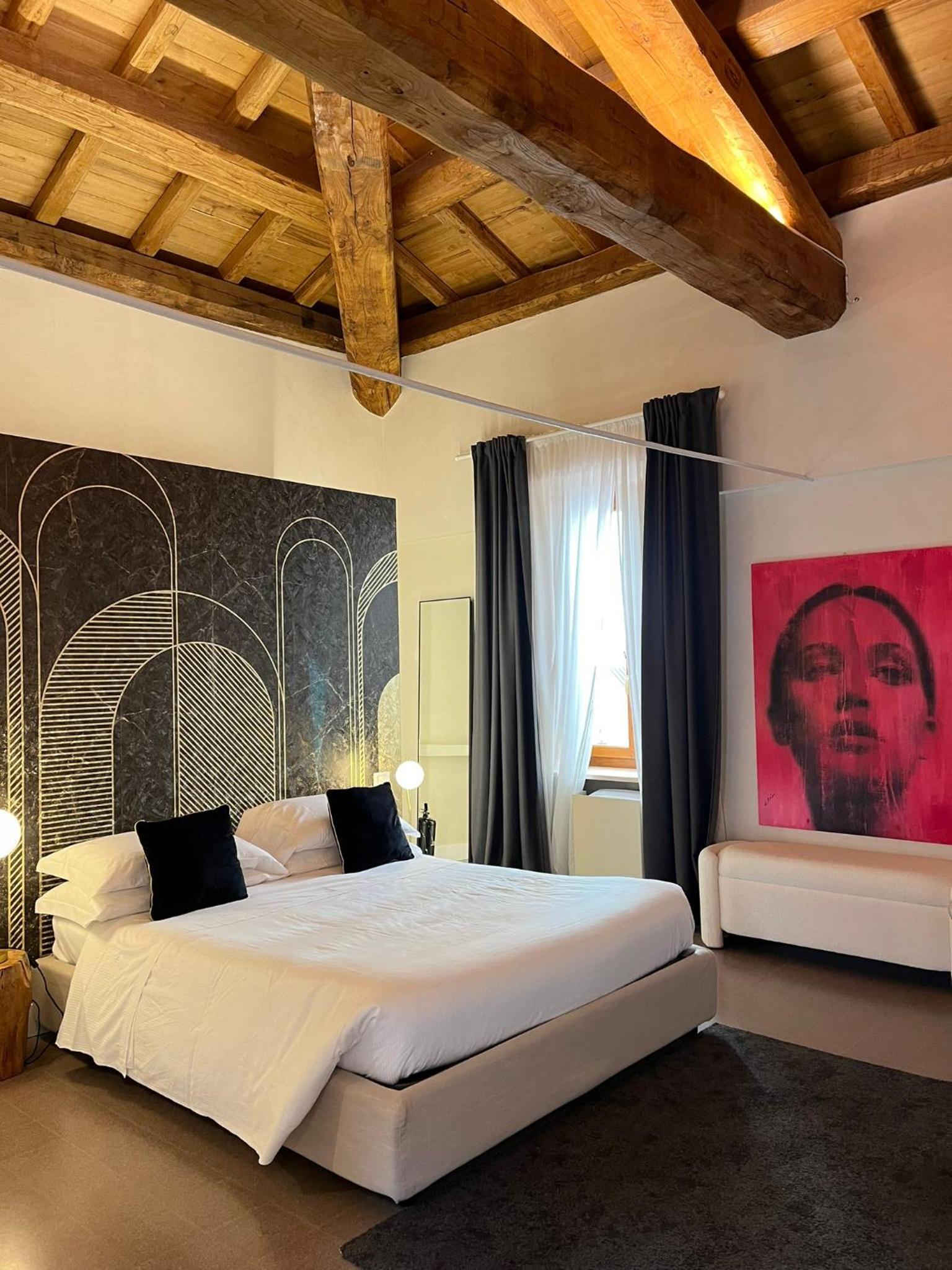 Deluxe Queen Suite