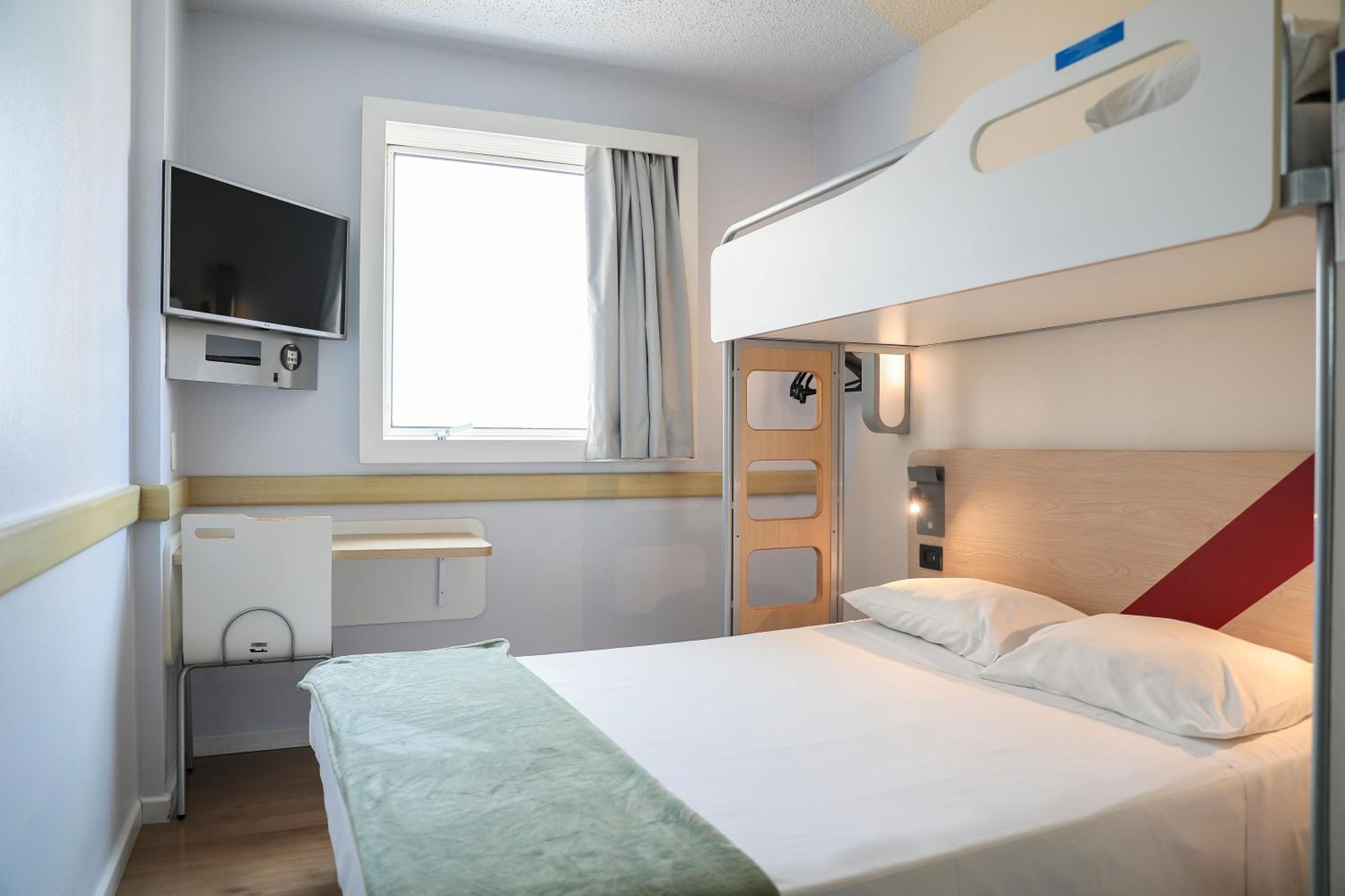 Superior Room with One Double Bed and One Single Bed
