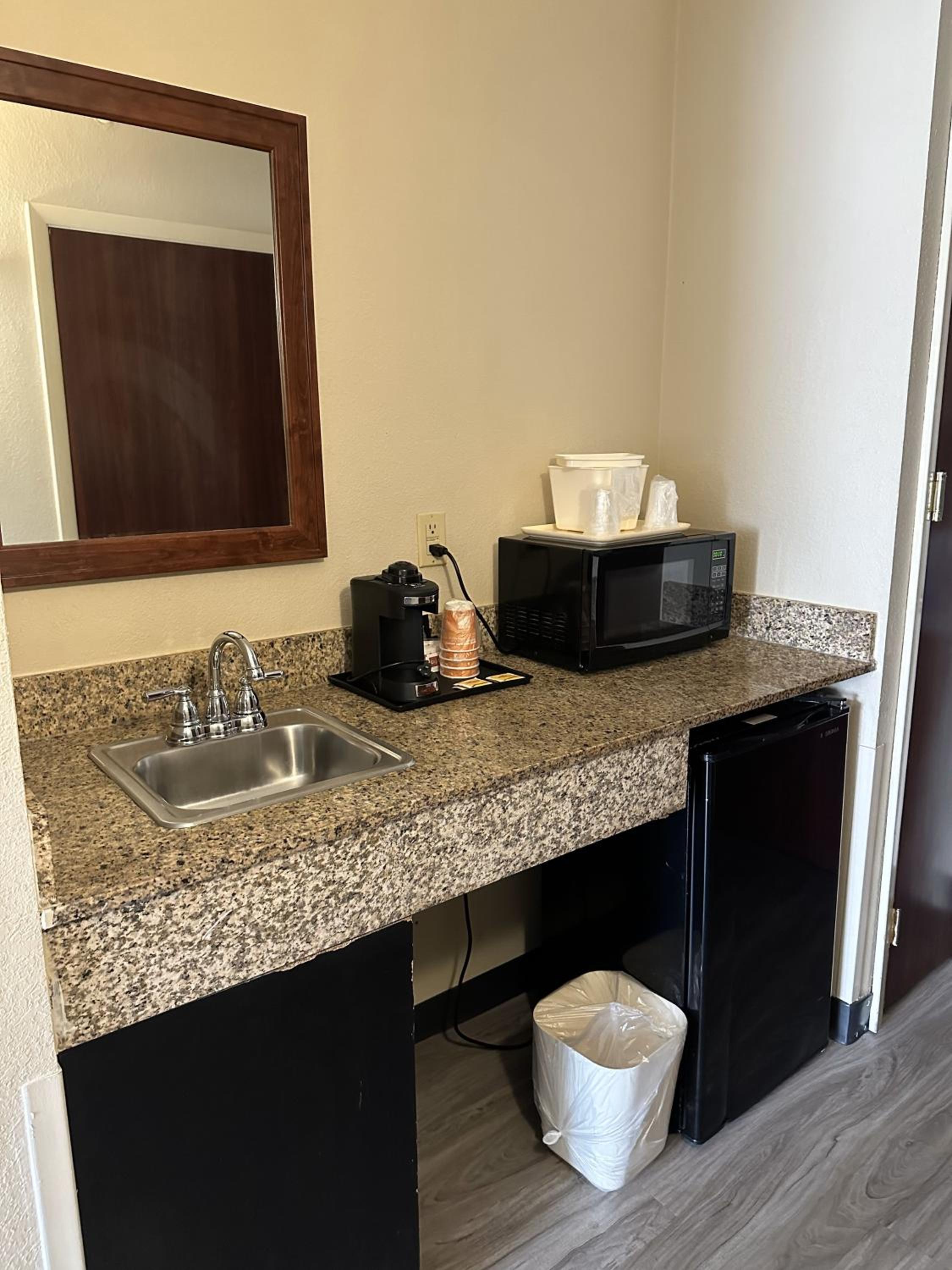 King Suite - Non-Smoking - Photo 6