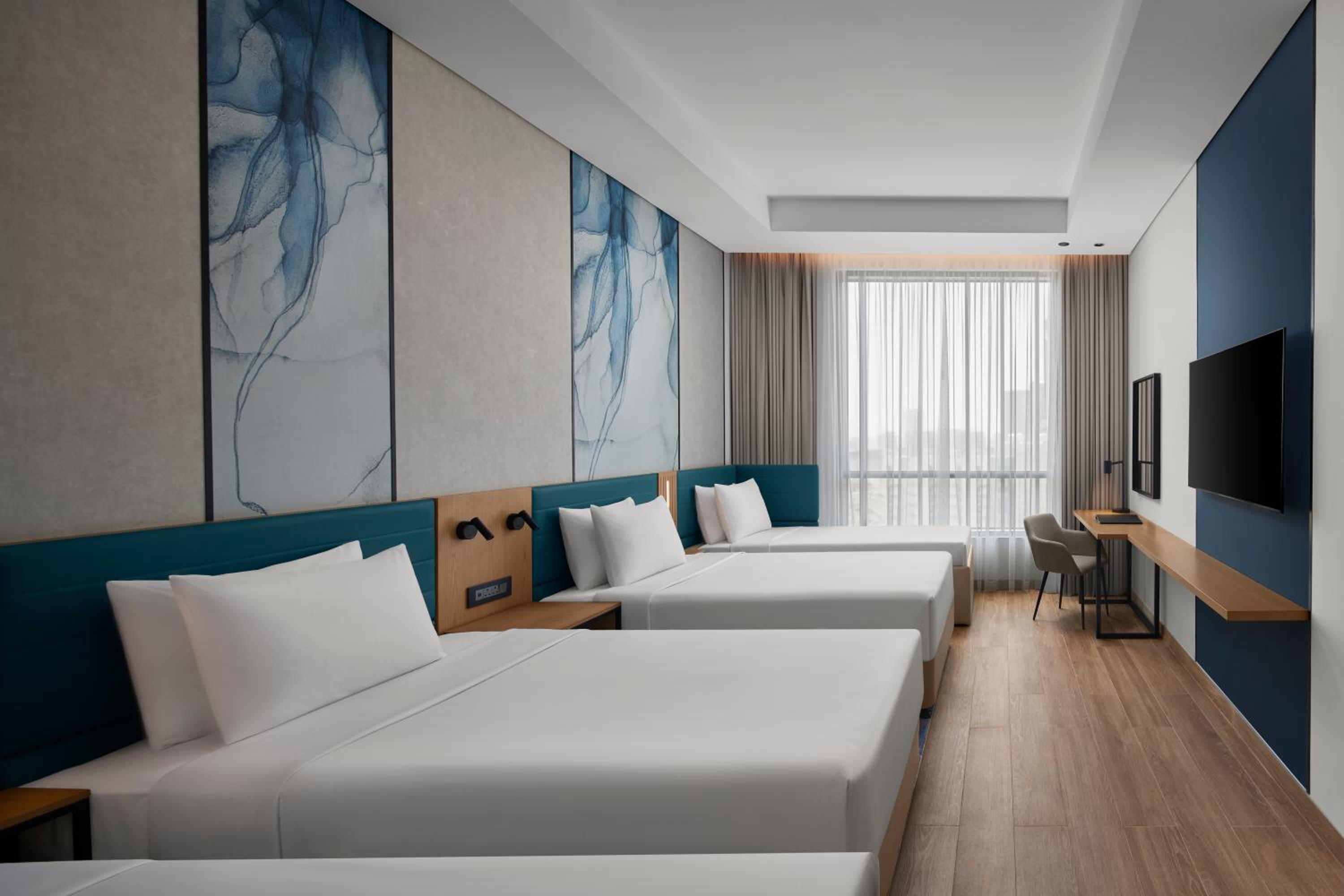Premium Quadruple Room with Four Twin Beds and City View - Photo 4