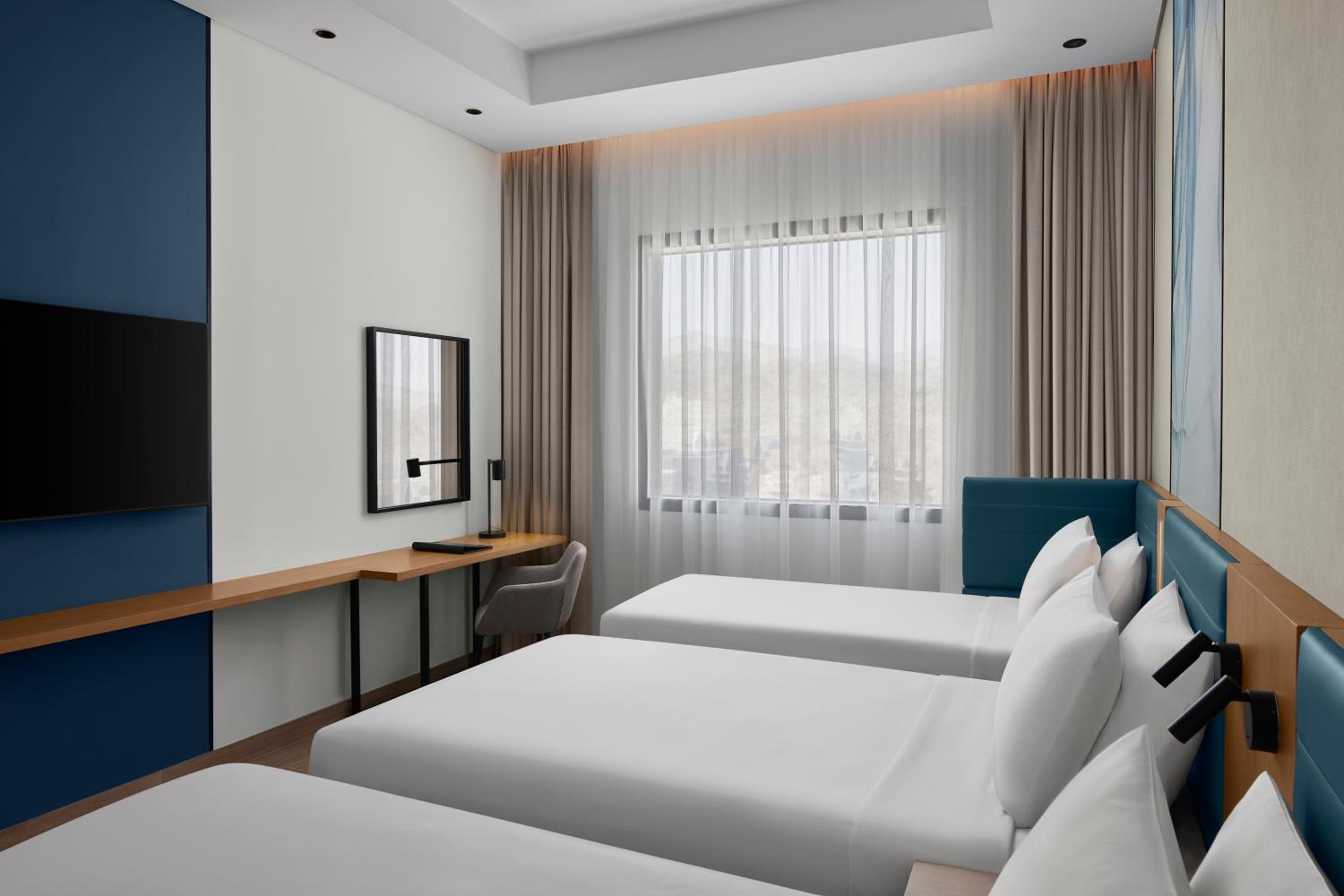 Premium Triple Room with Three Twin Beds and City View - Photo 3