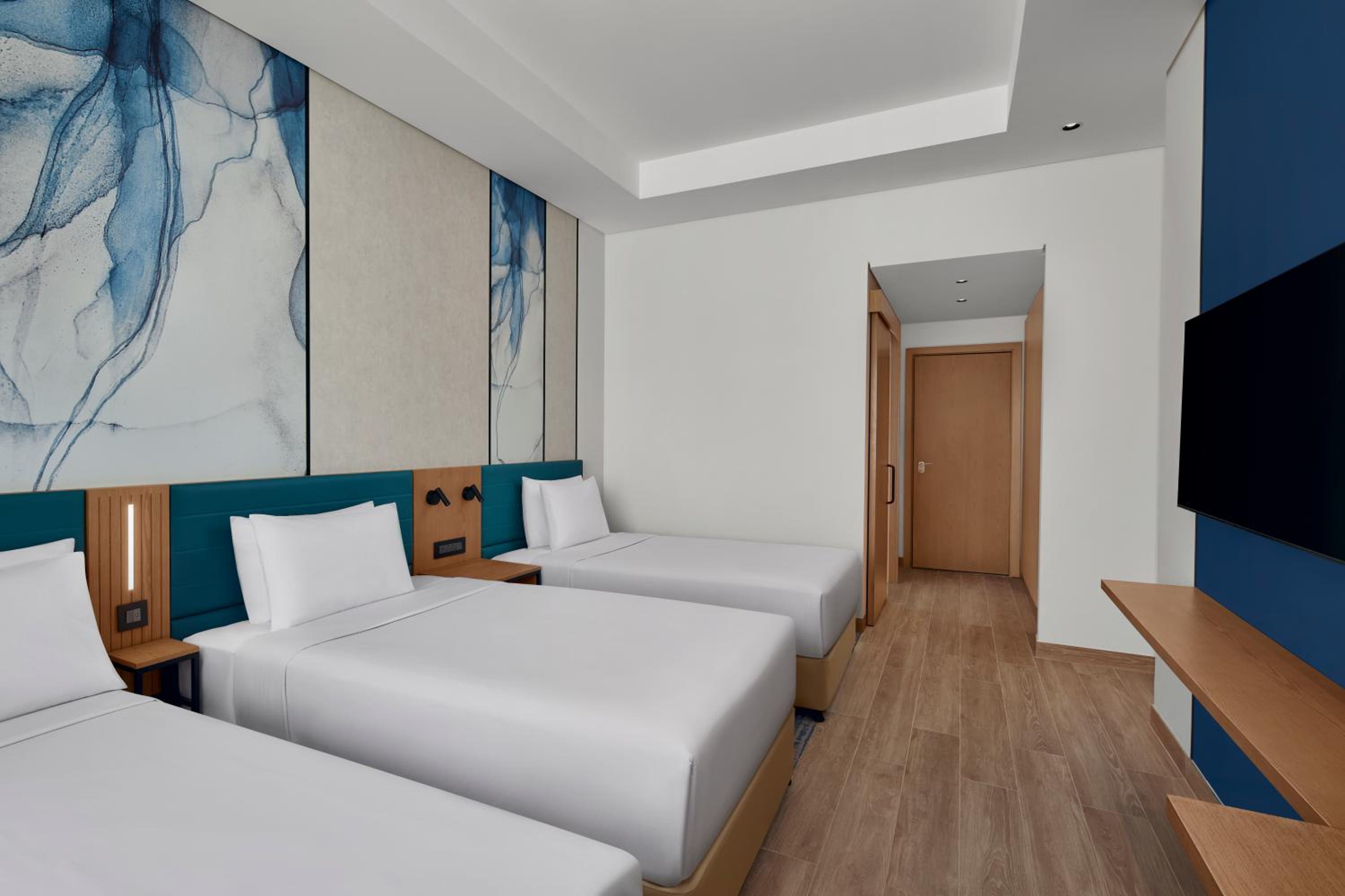 Premium Triple Room with Three Twin Beds and City View - Photo 2
