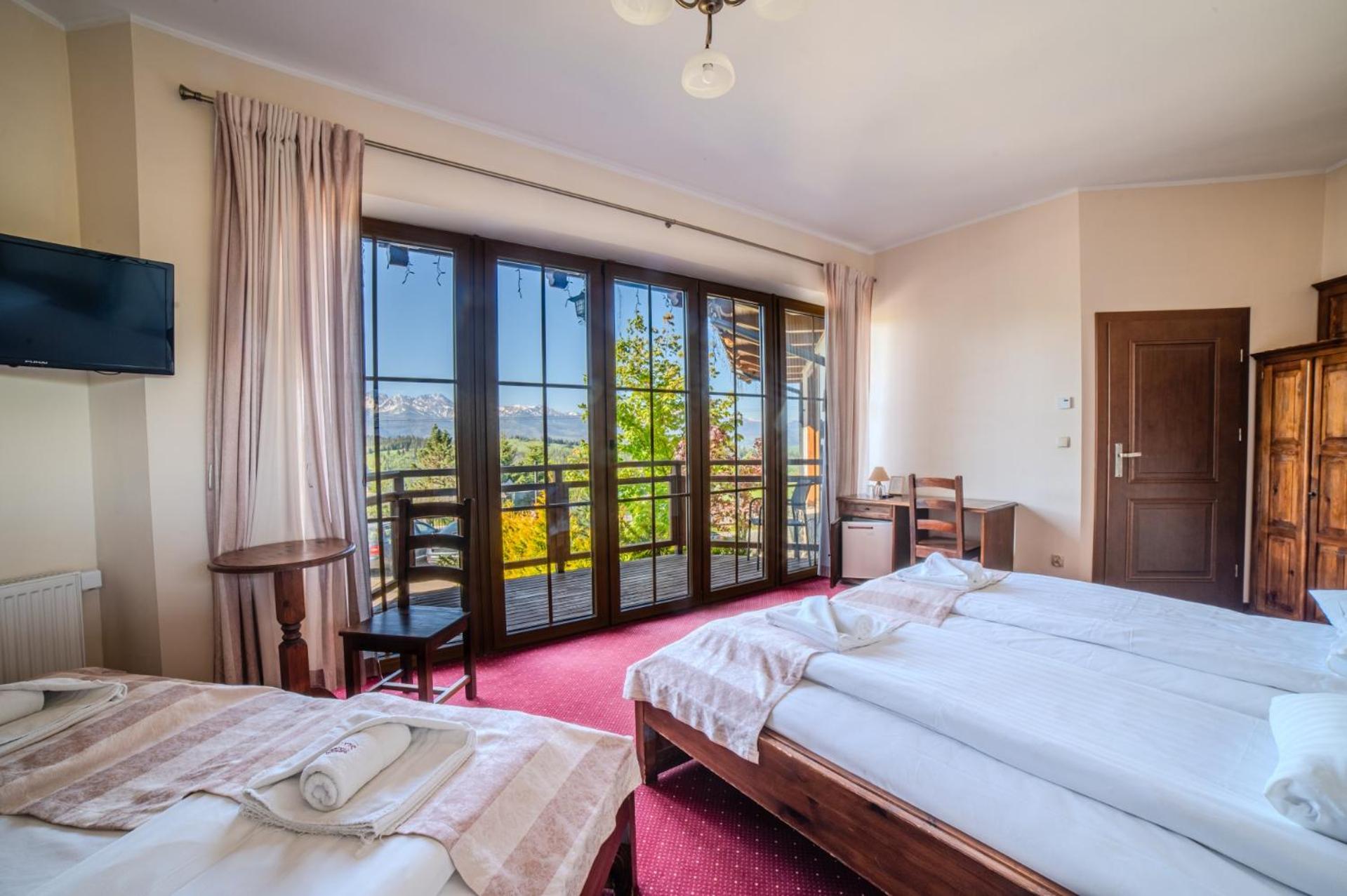 Quadruple Room with Mountain View photo 3