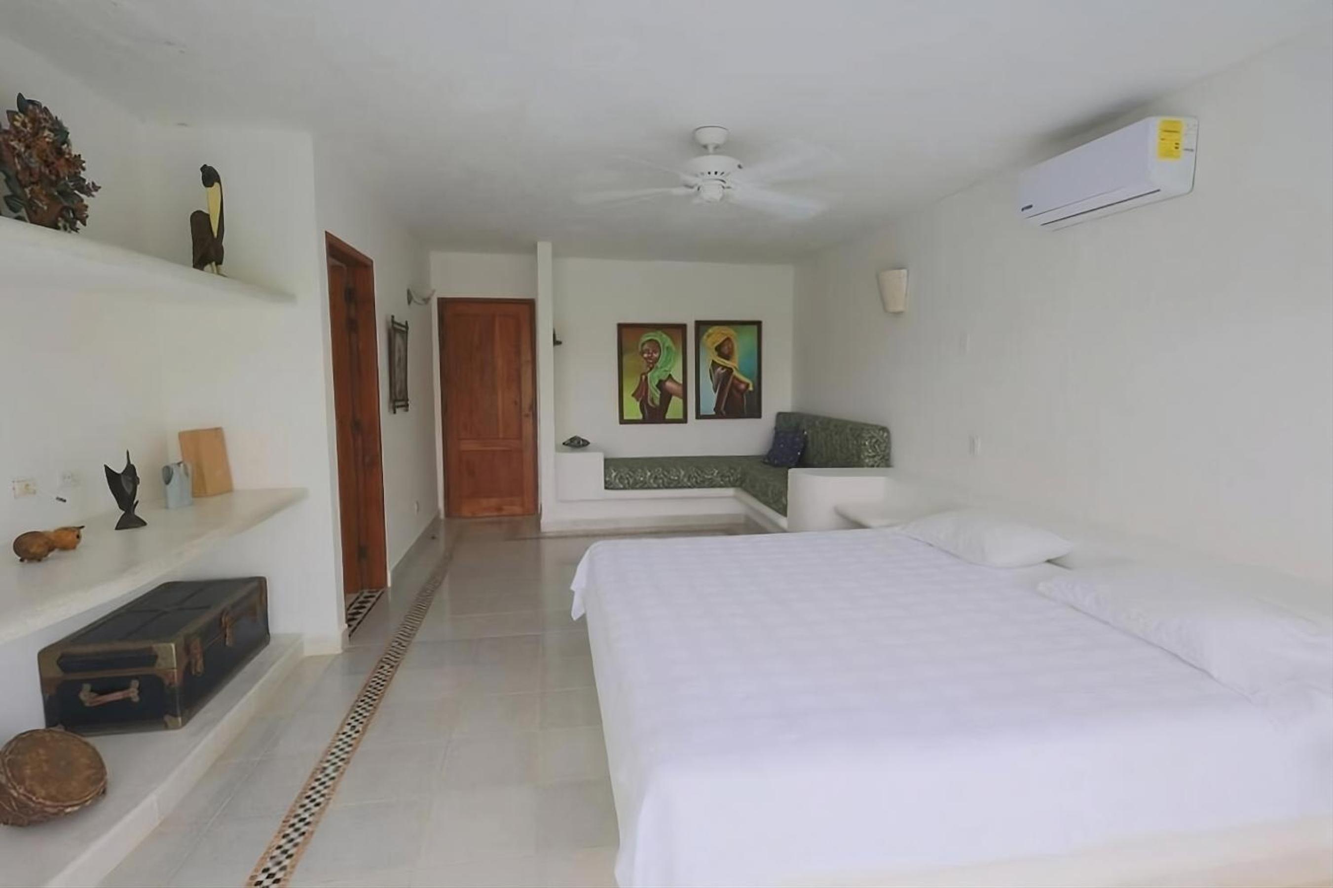 Five-Bedroom House photo 1