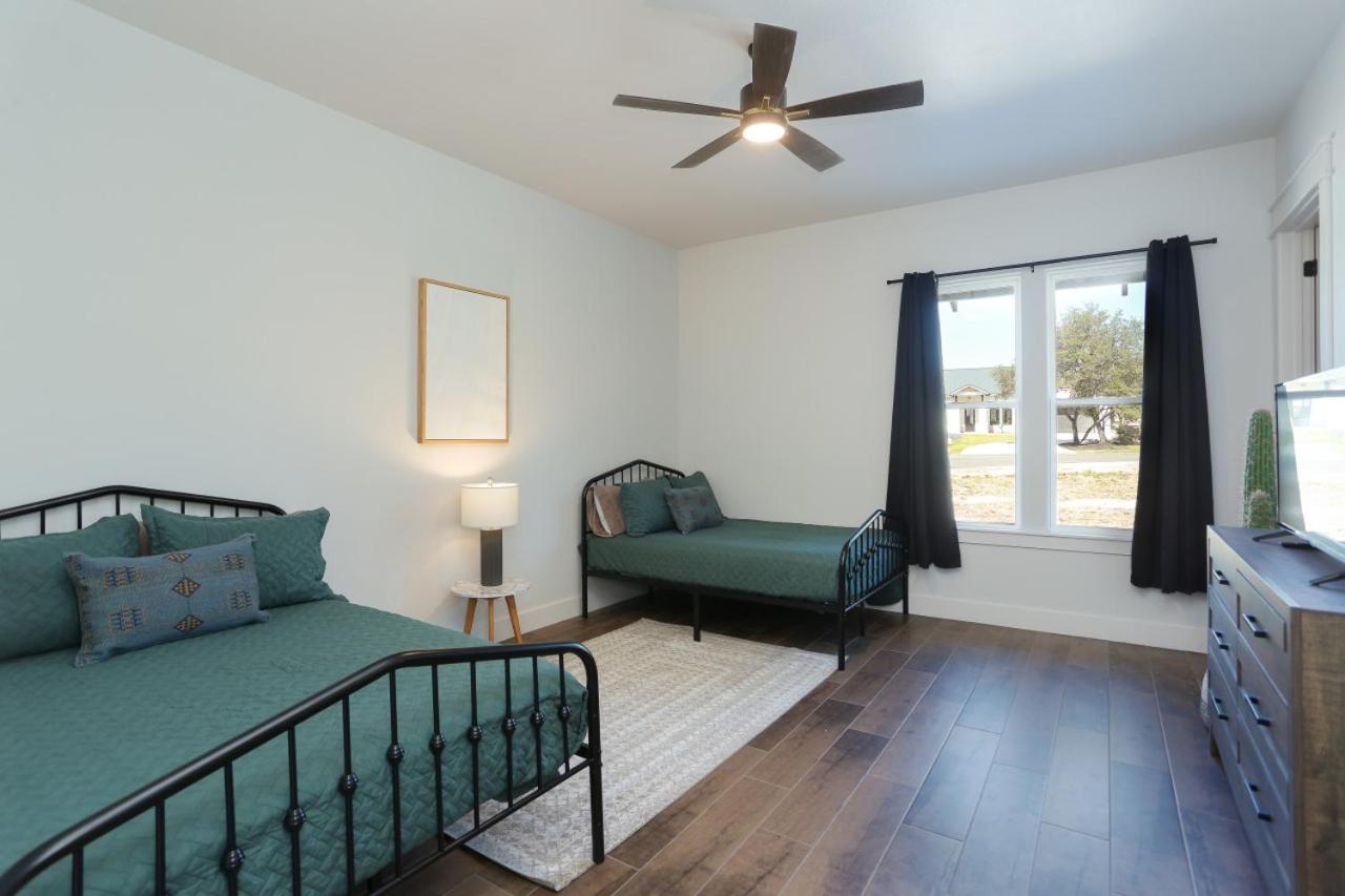 Five-Bedroom House photo 1