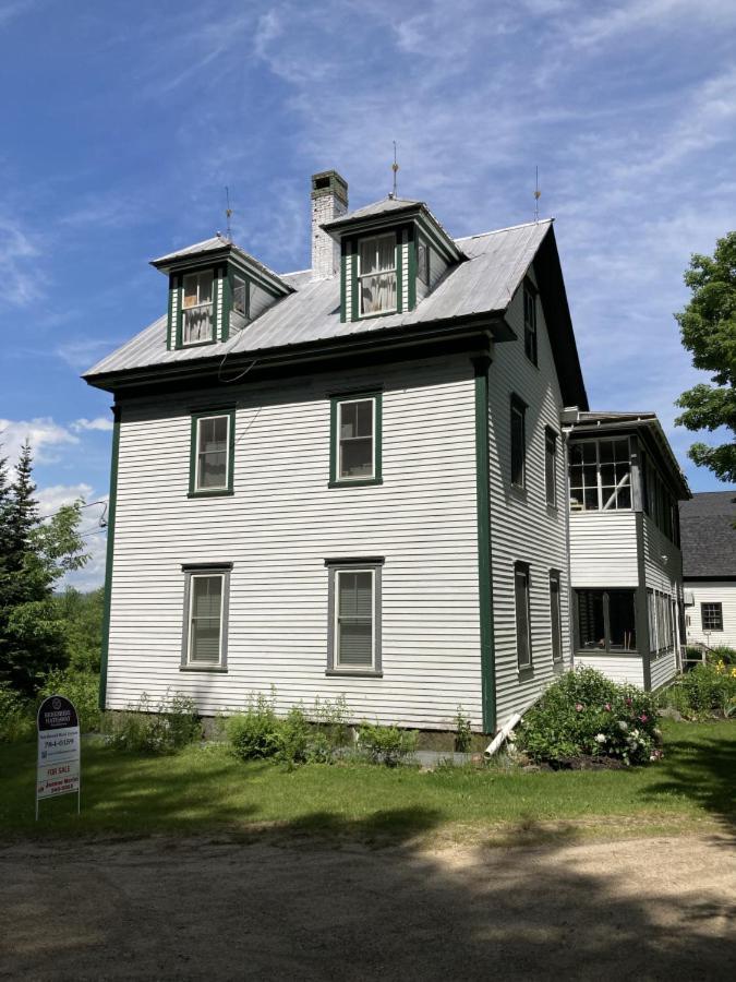 Eight-Bedroom House photo 2
