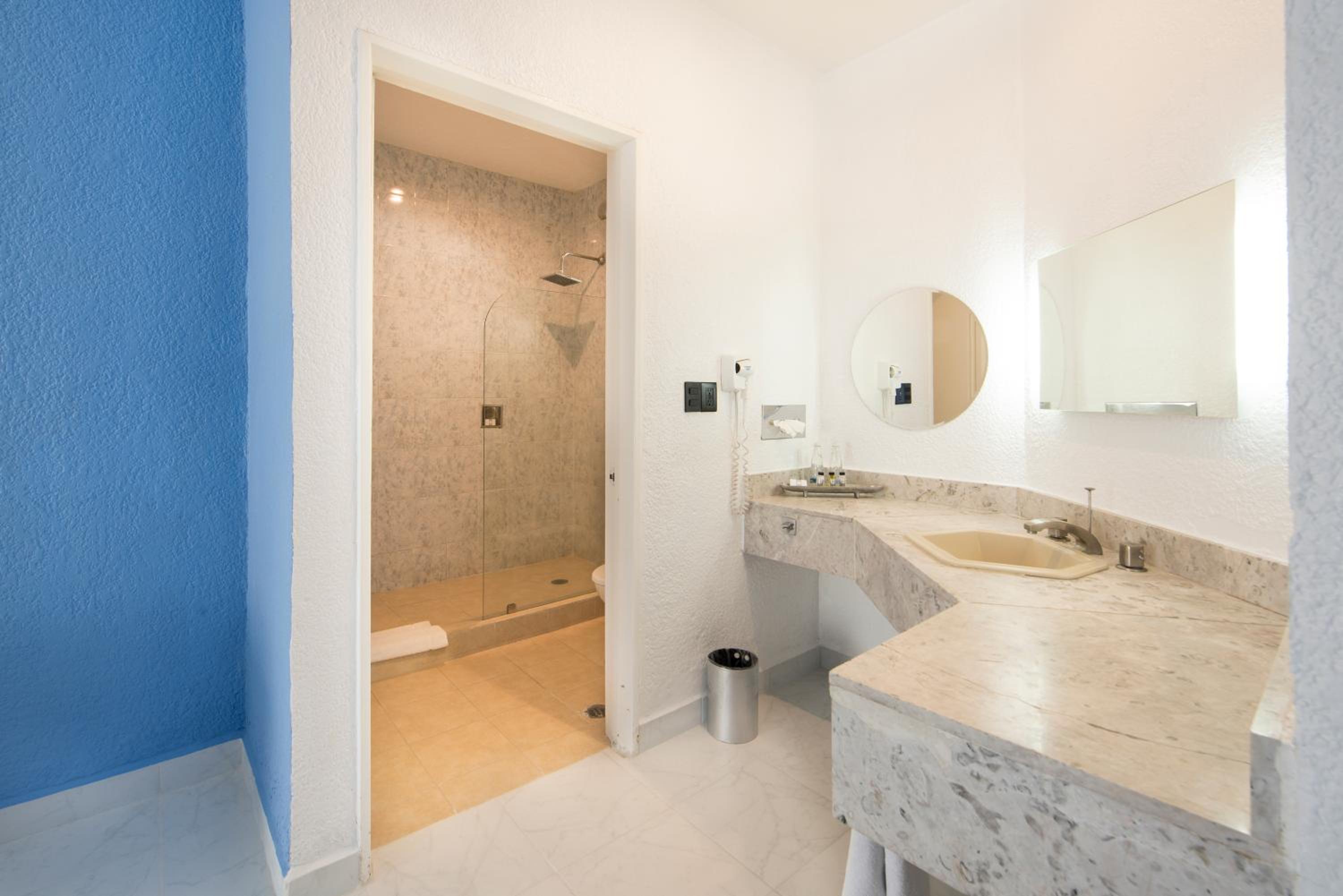Suite - Photo 14
