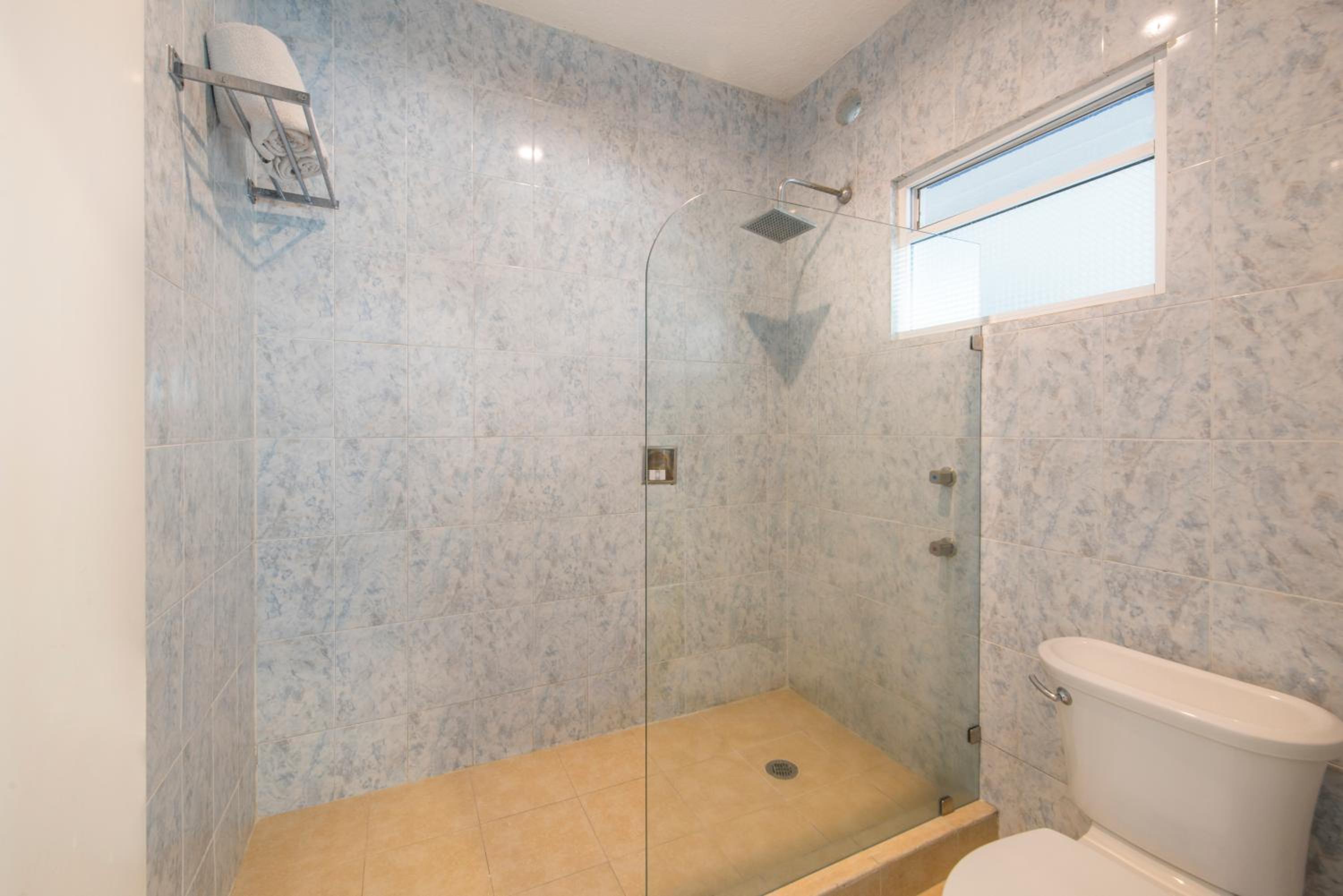 Suite - Photo 12