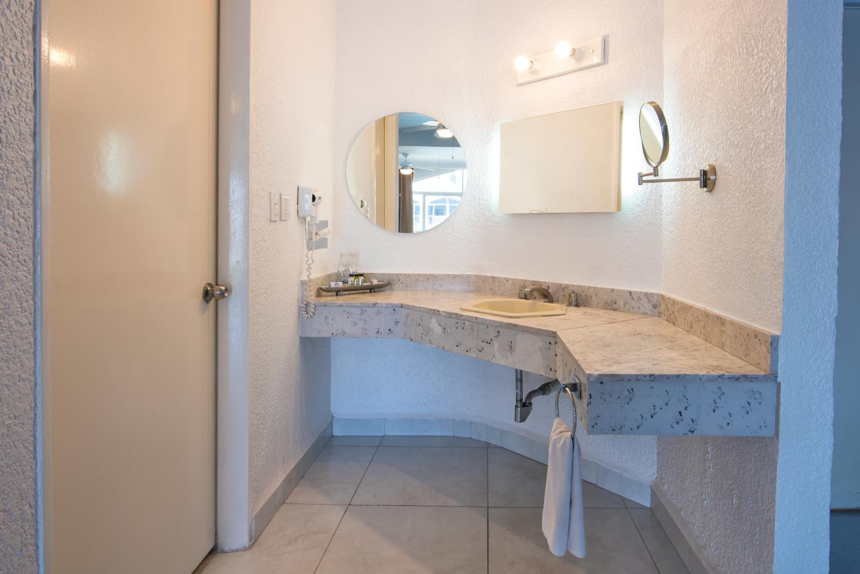 Suite - Photo 11