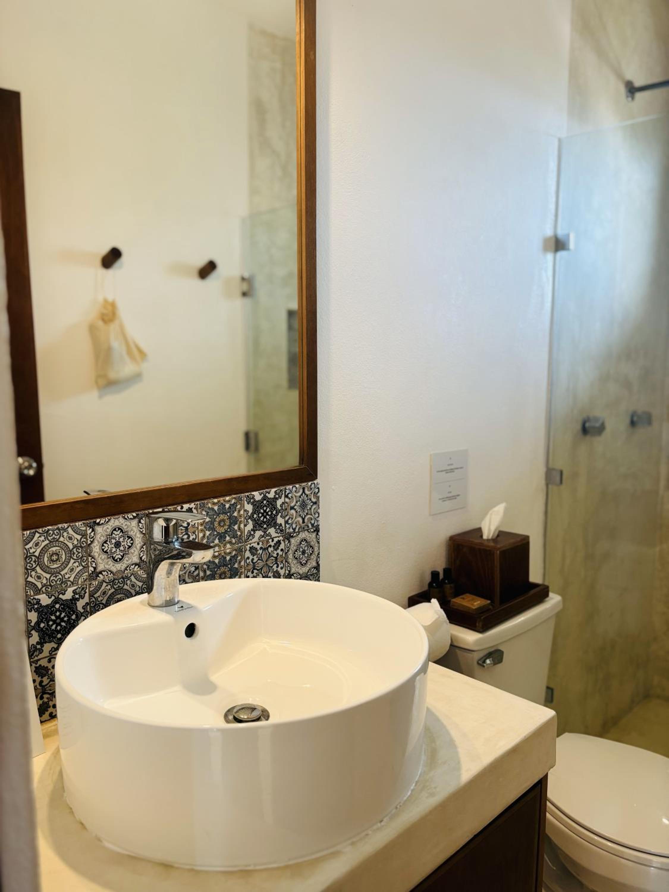 Deluxe Suite with Sea View - Photo 8