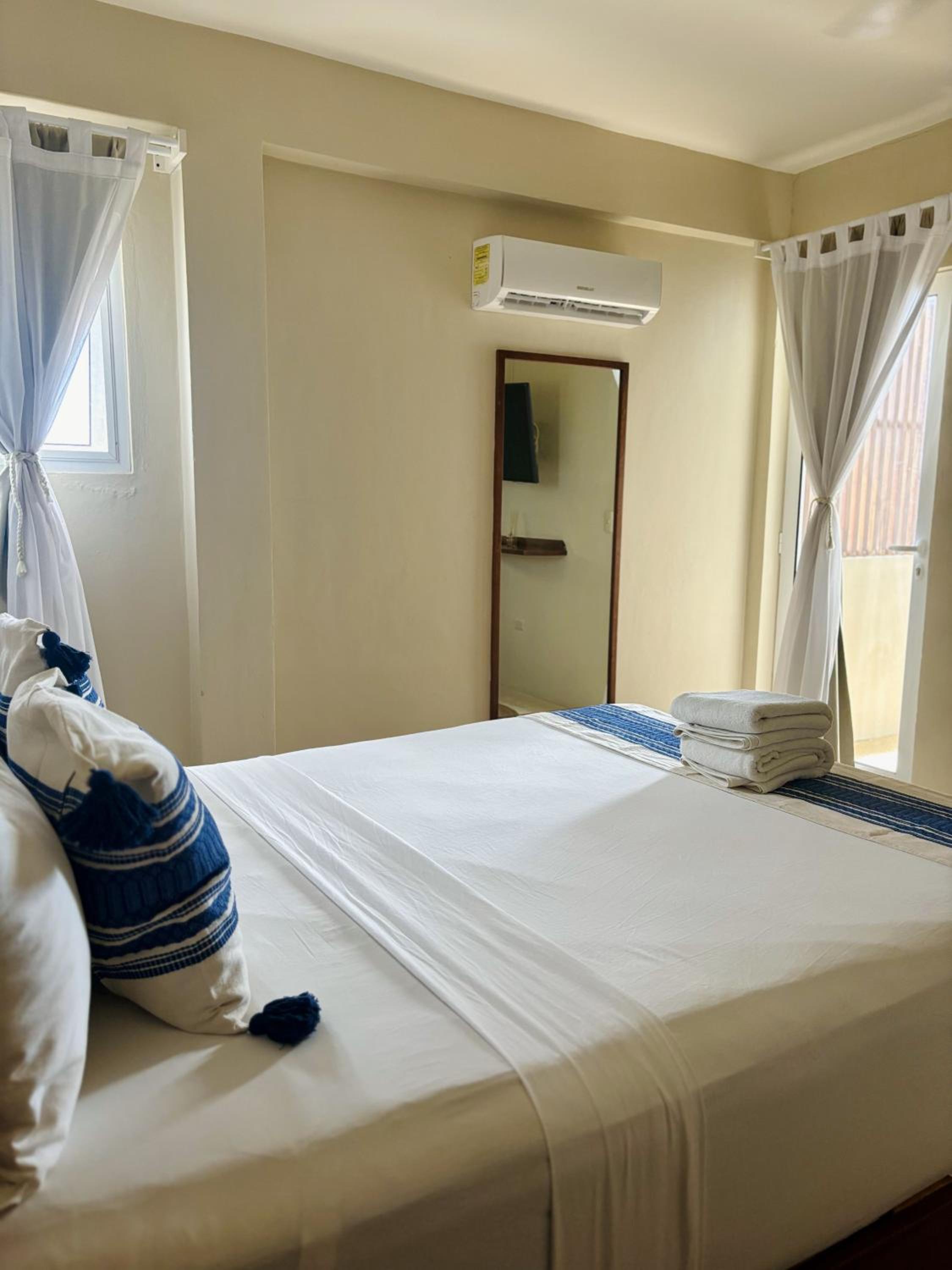 Deluxe Suite with Sea View - Photo 7