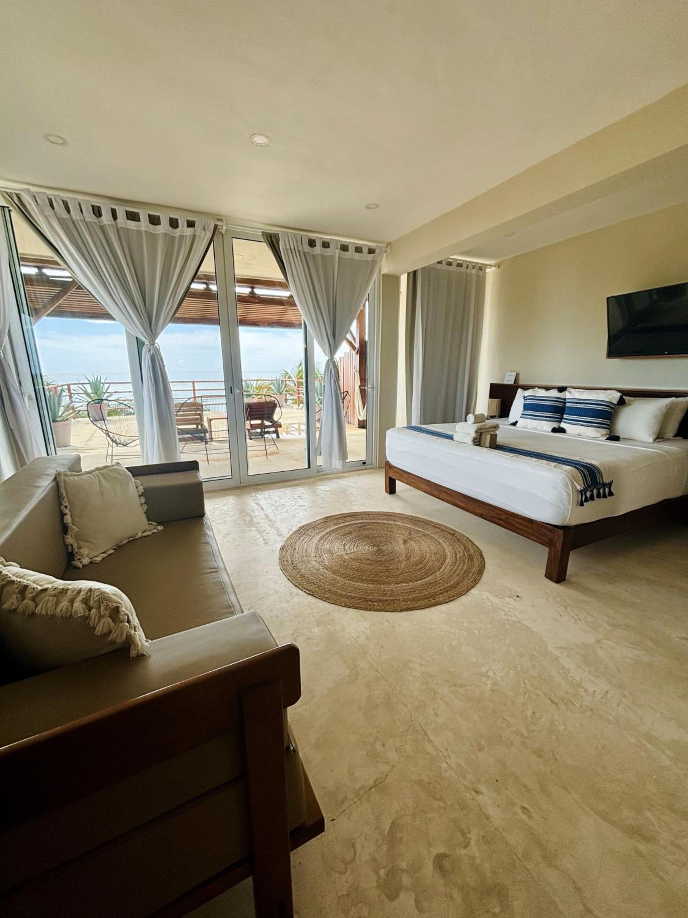 Deluxe Suite with Sea View - Photo 9