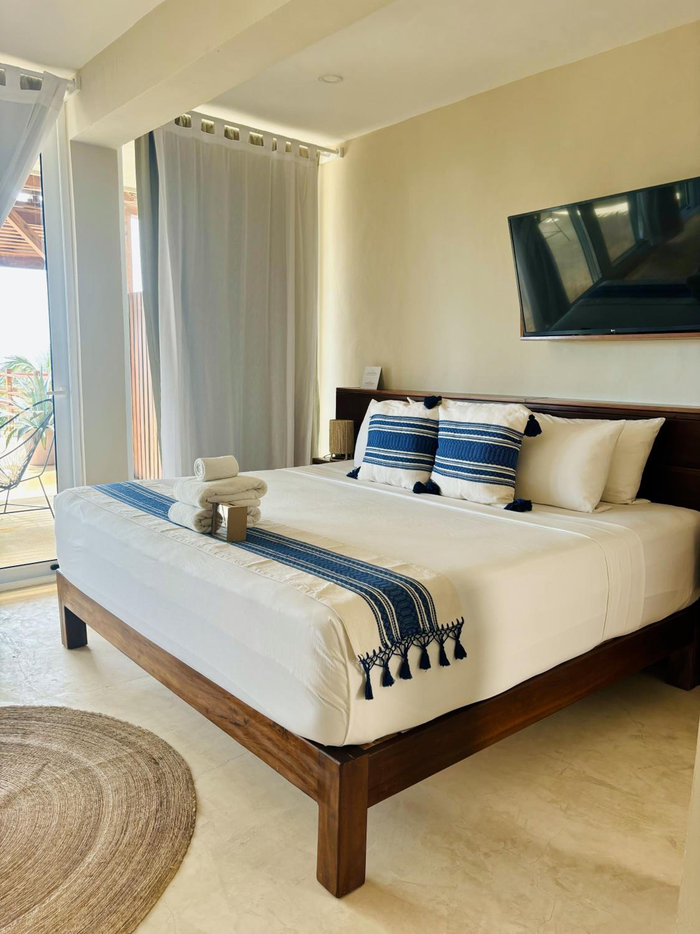 Deluxe Suite with Sea View - Photo 10