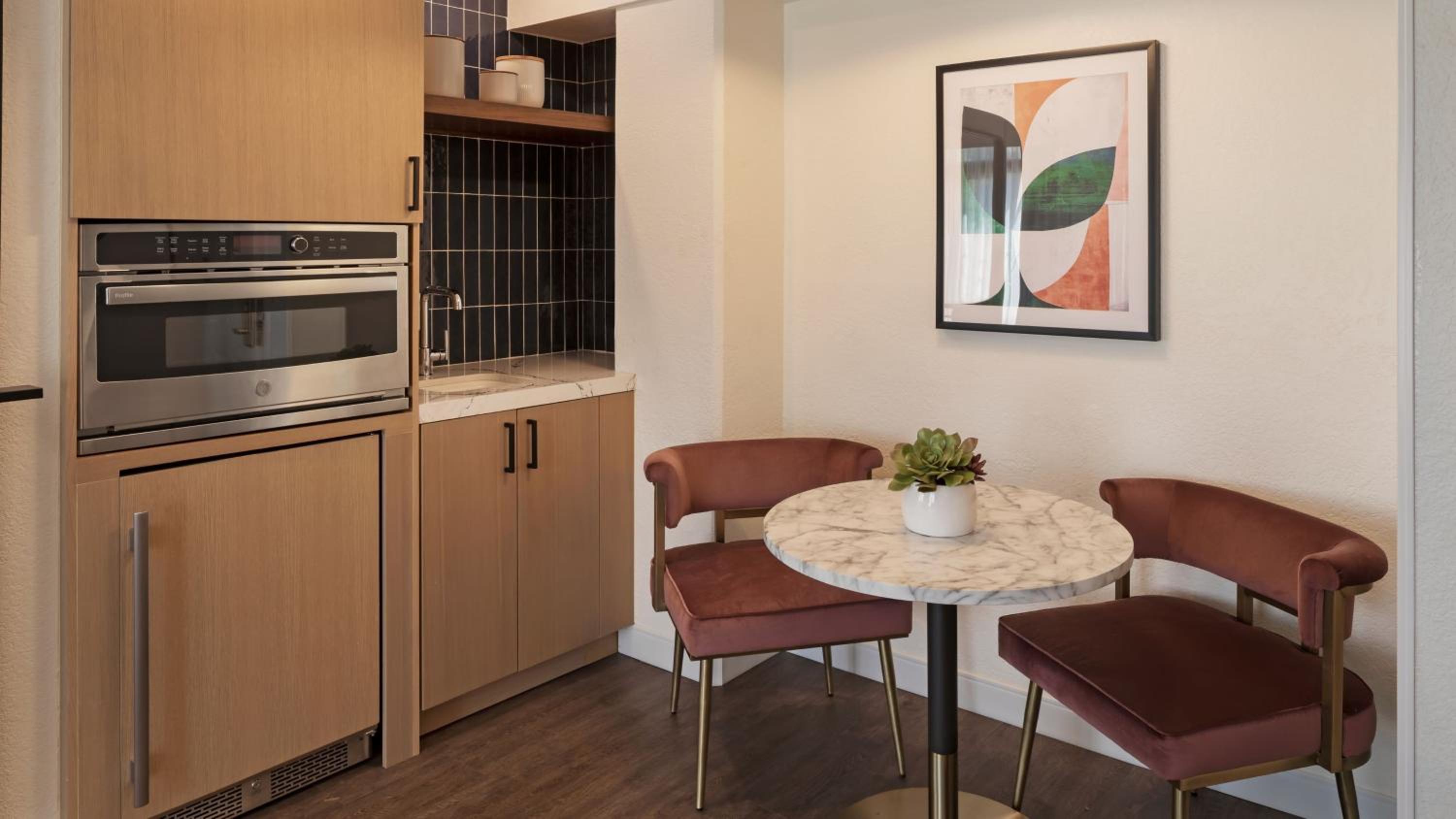 One-Bedroom Queen Suite