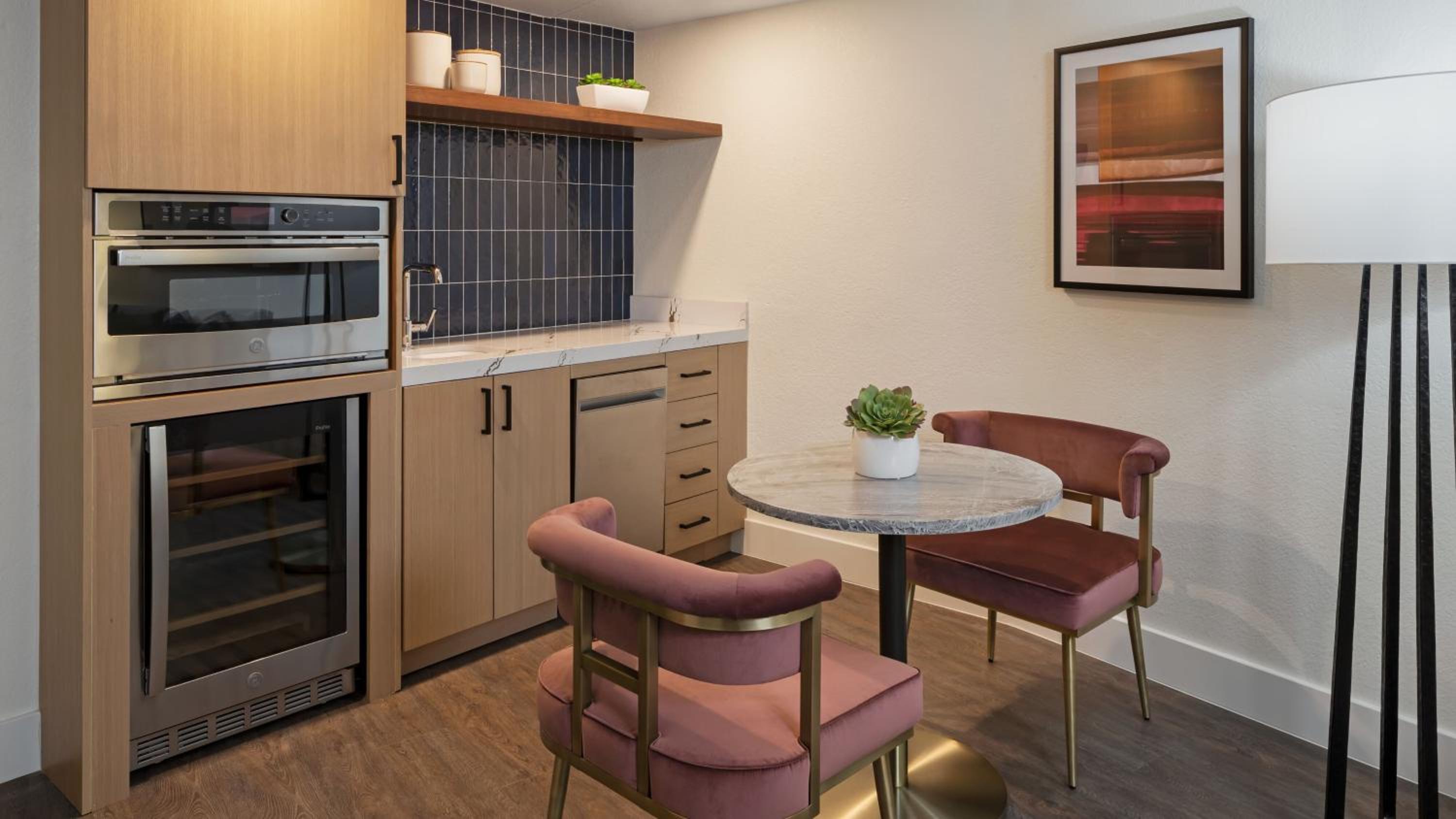 One-Bedroom Queen Suite
