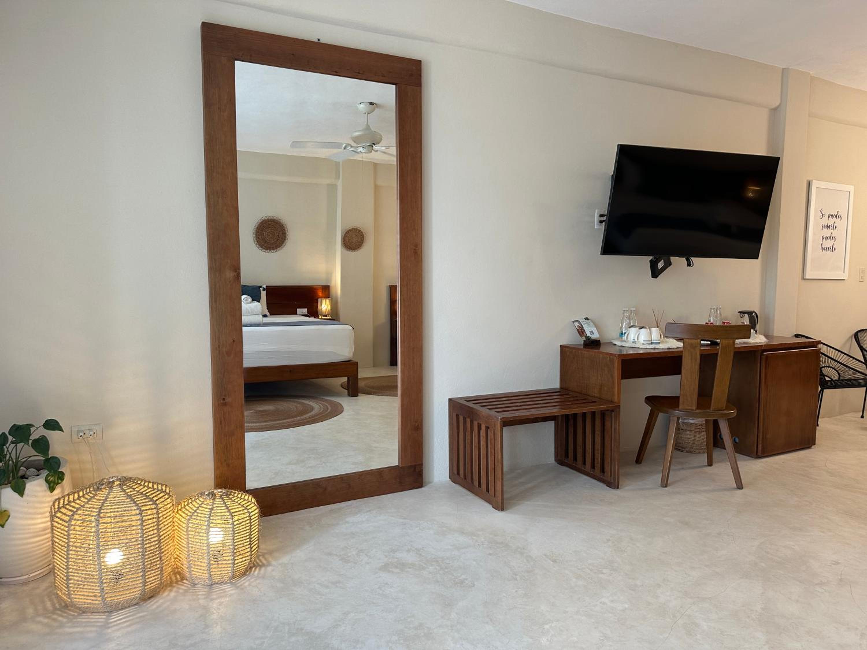 Queen Suite - Photo 13