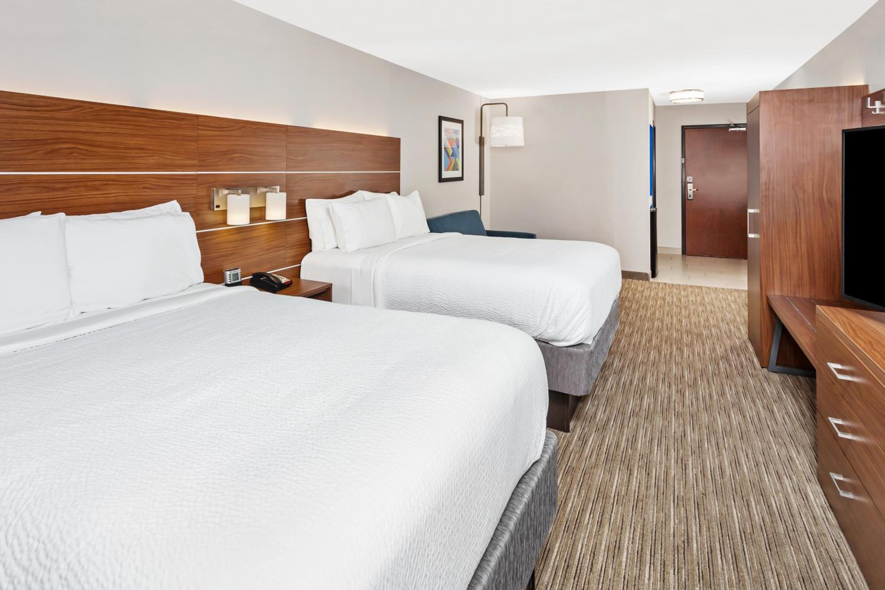 Queen Suite with Two Queen Beds and Sofa Bed - Photo 2