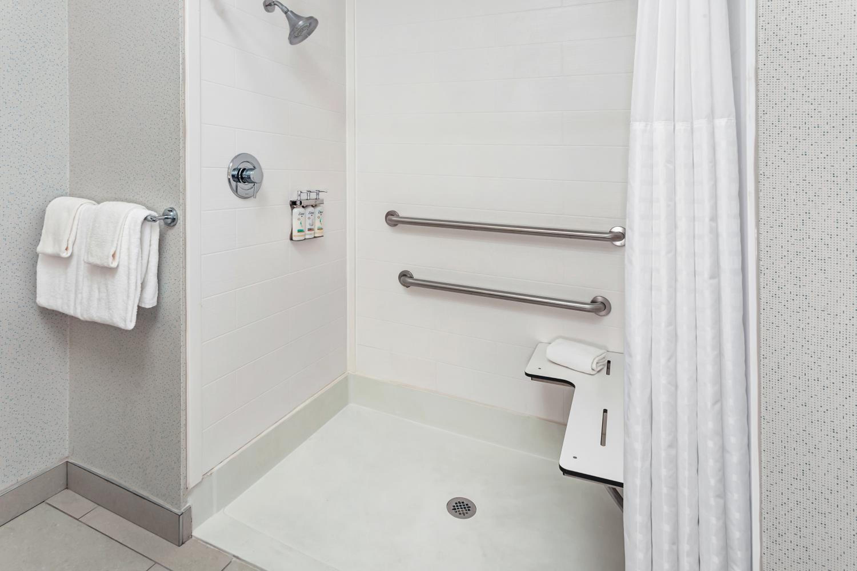 Standard Queen Room with Two Queen Beds and Mobility Accessible Tub