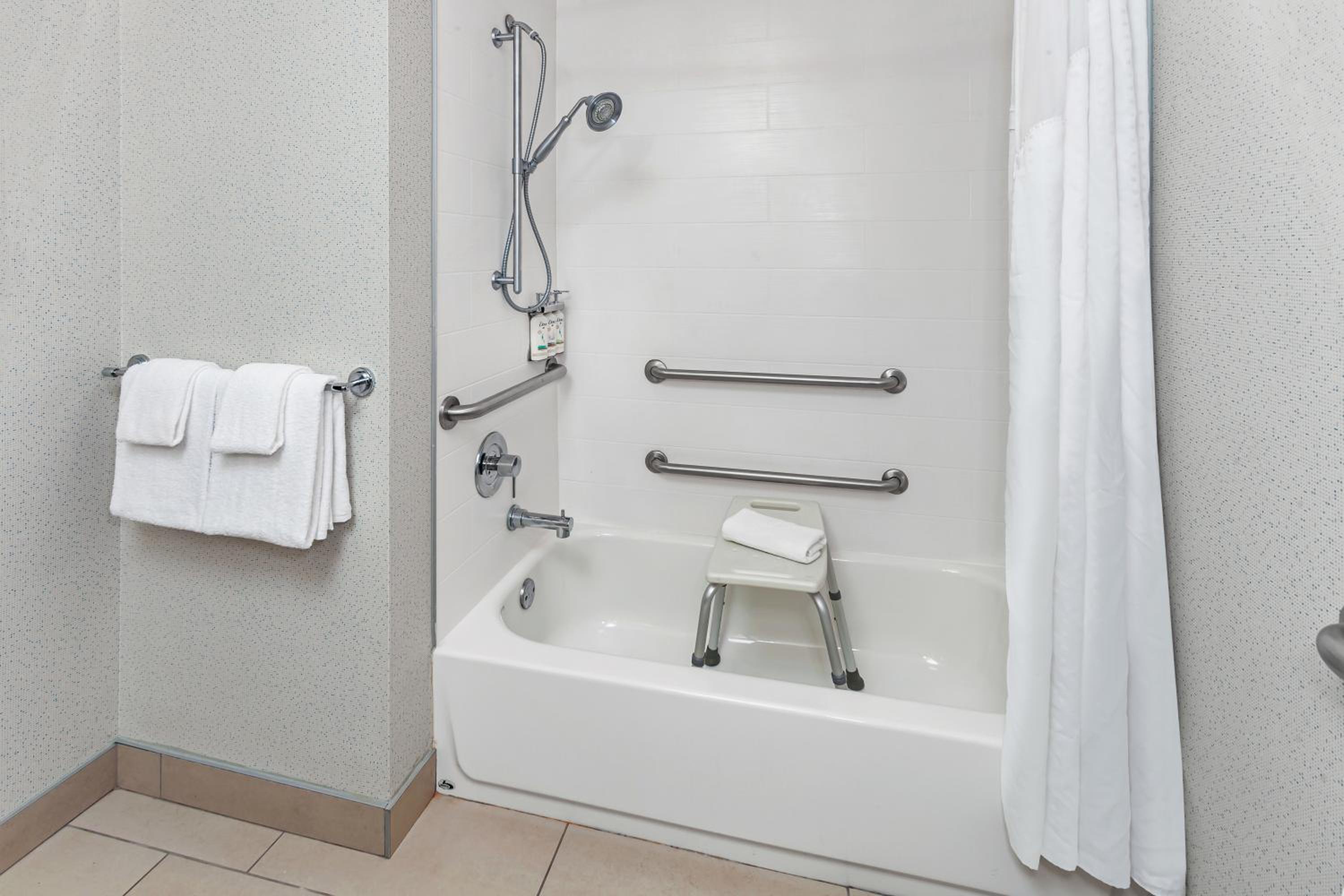 Queen Room with Two Queen Beds - Disability Access with Bath Tub - Photo 2