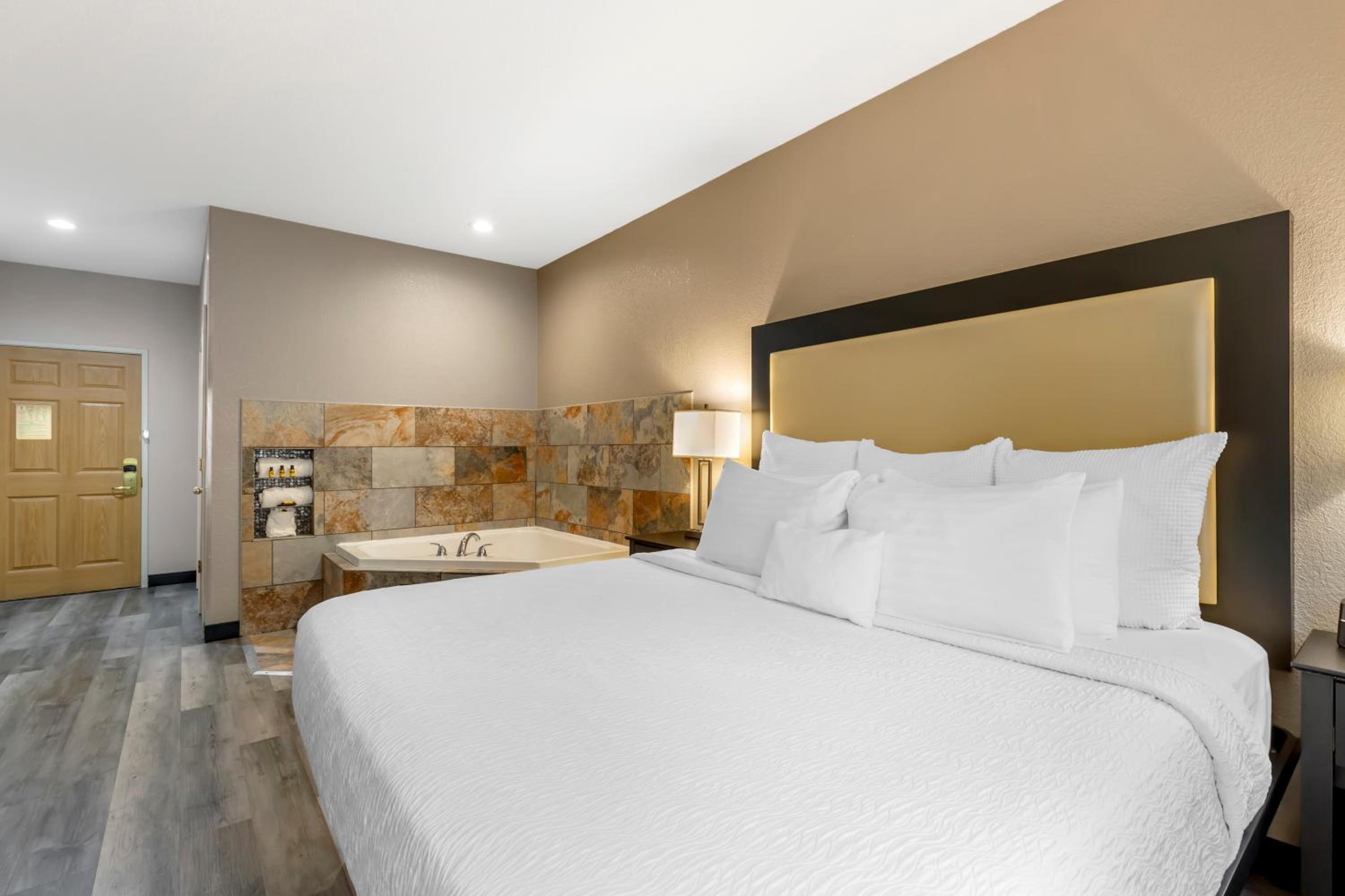 King Room with Spa Bath - Non Smoking - Photo 2