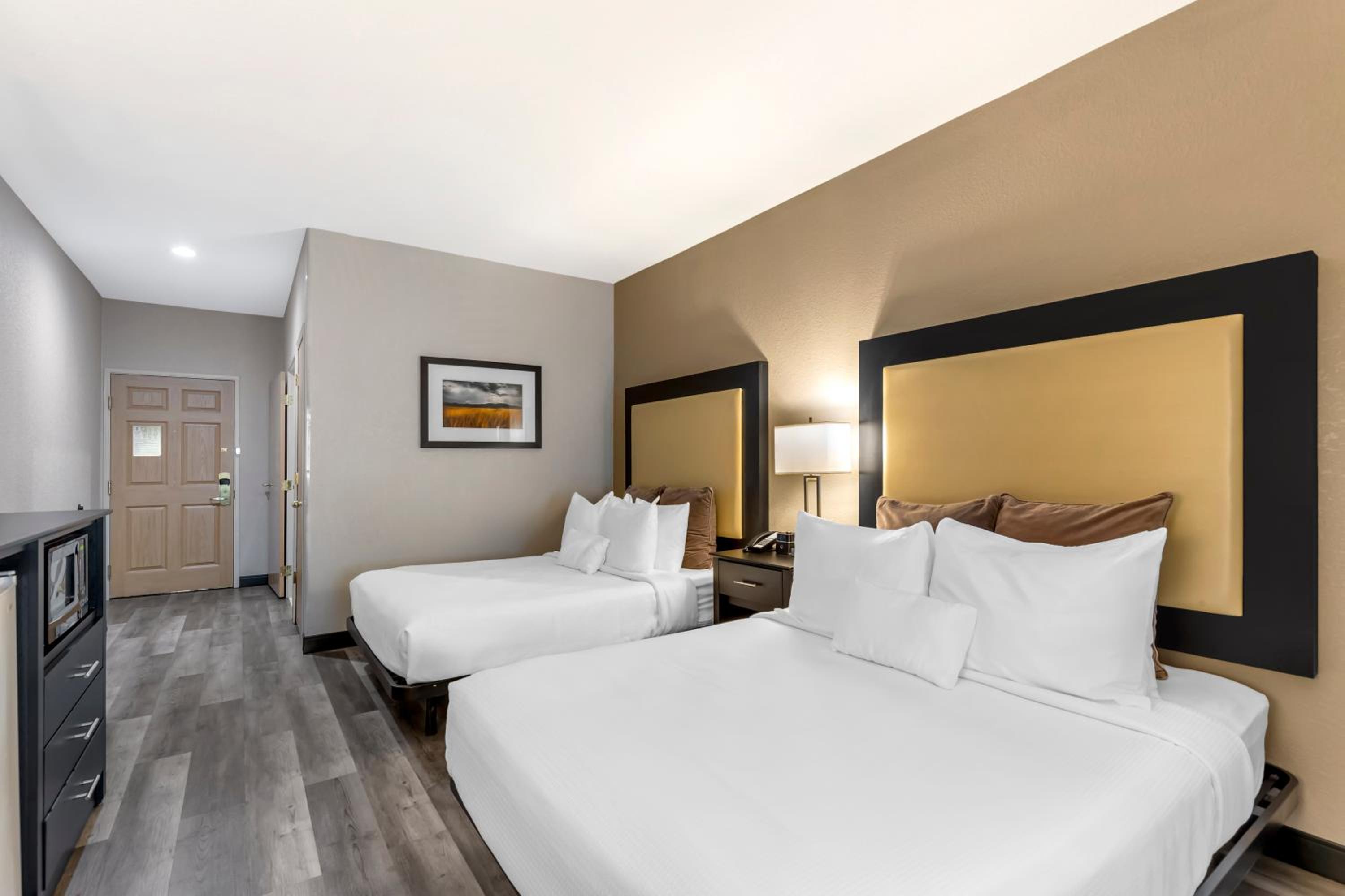 Queen Room with Two Queen Beds - Non-Smoking - Photo 6