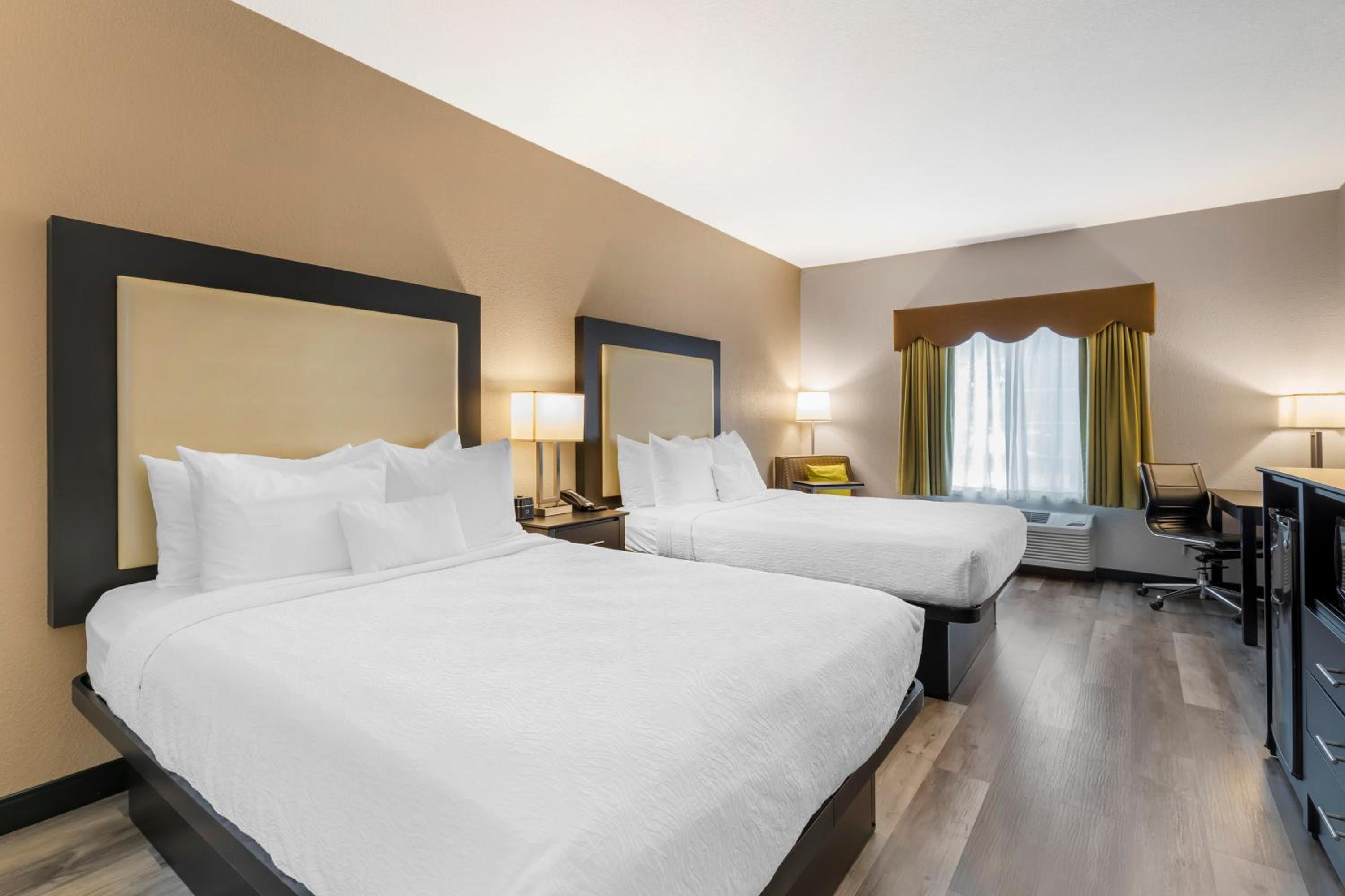 Queen Room with Two Queen Beds - Non-Smoking - Photo 3