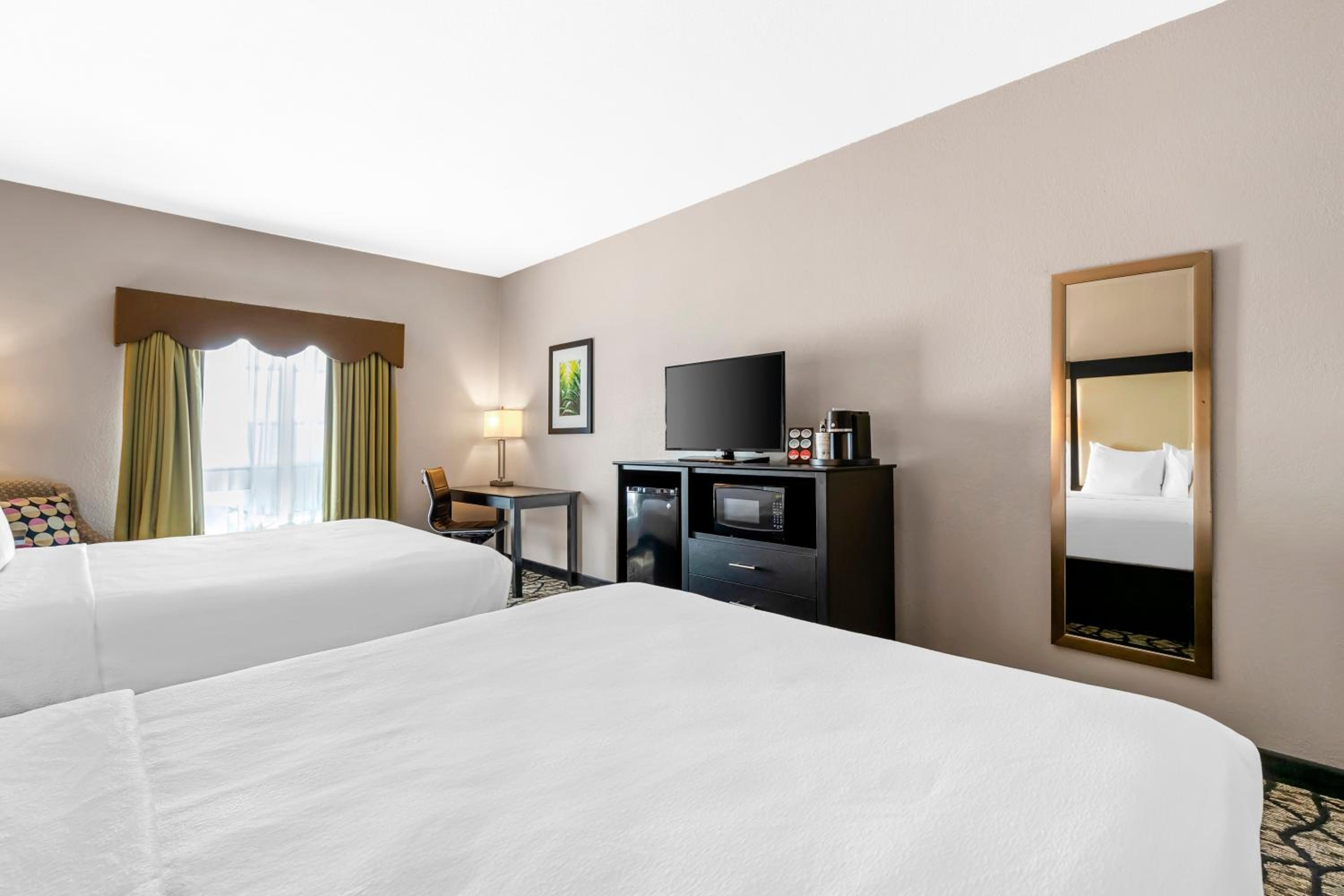 Queen Room with Two Queen Beds - Non-Smoking - Photo 4