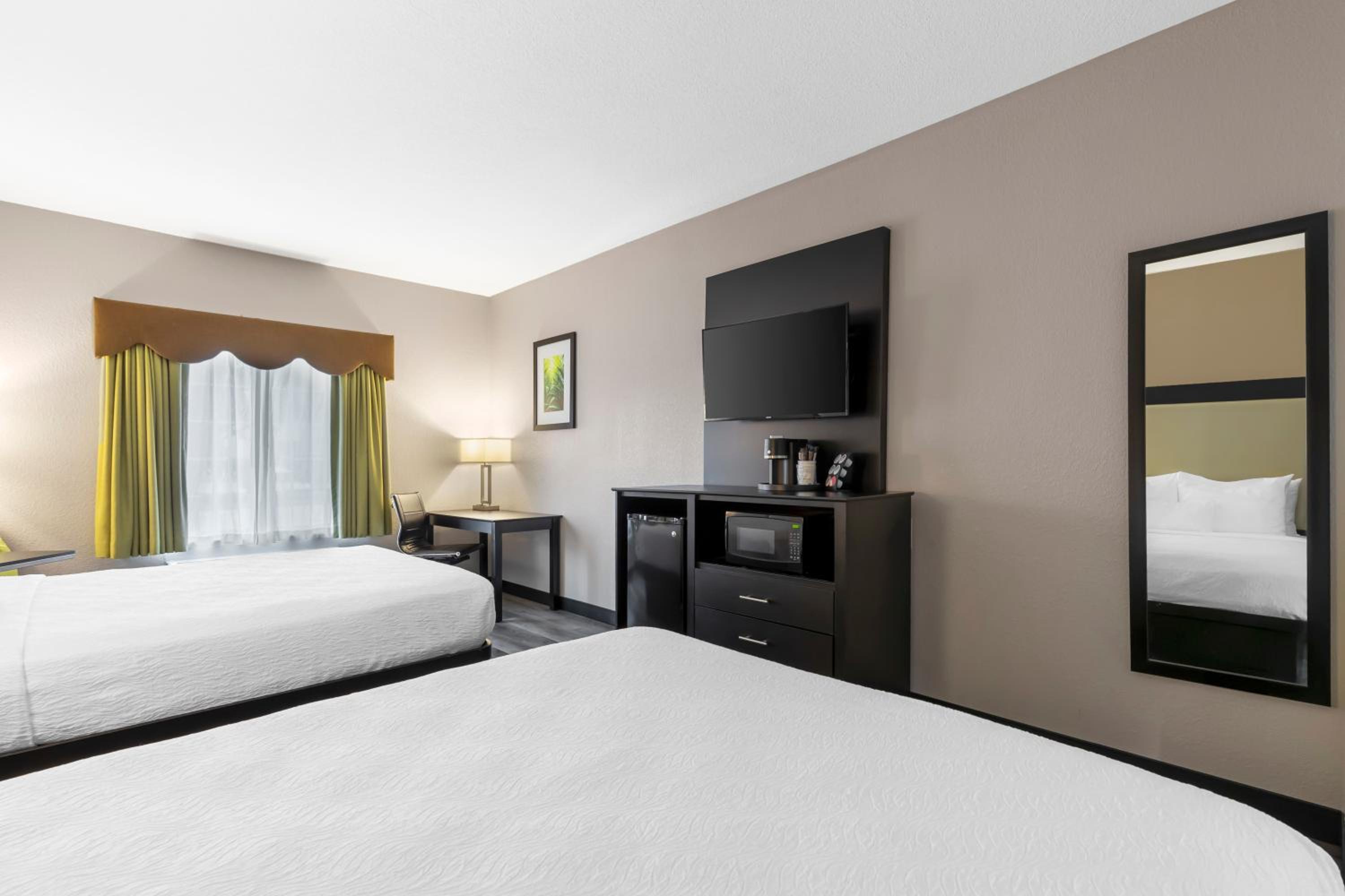 Queen Room with Two Queen Beds - Non-Smoking - Photo 7