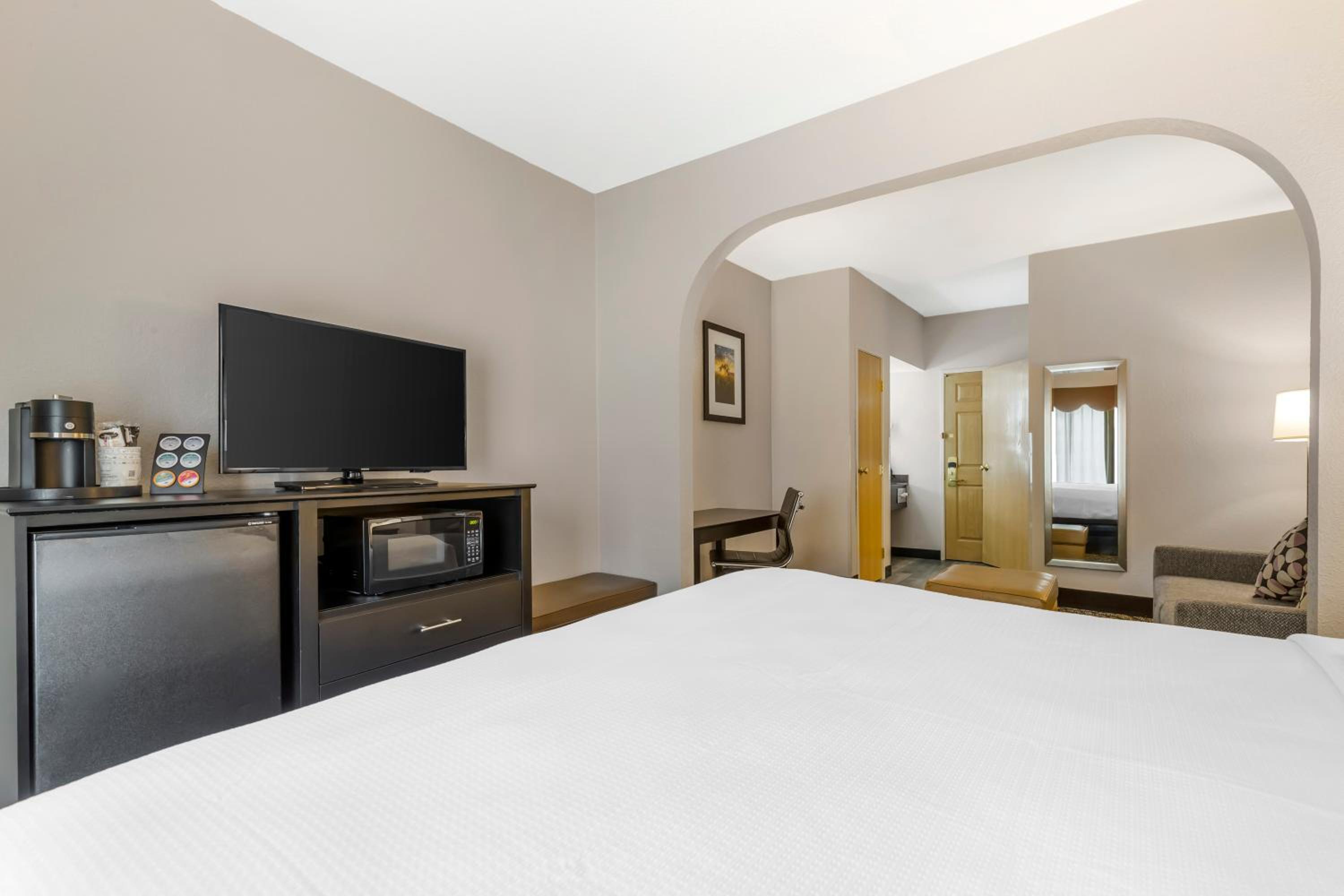 King Room with Sofa Bed - Non Smoking - Photo 2