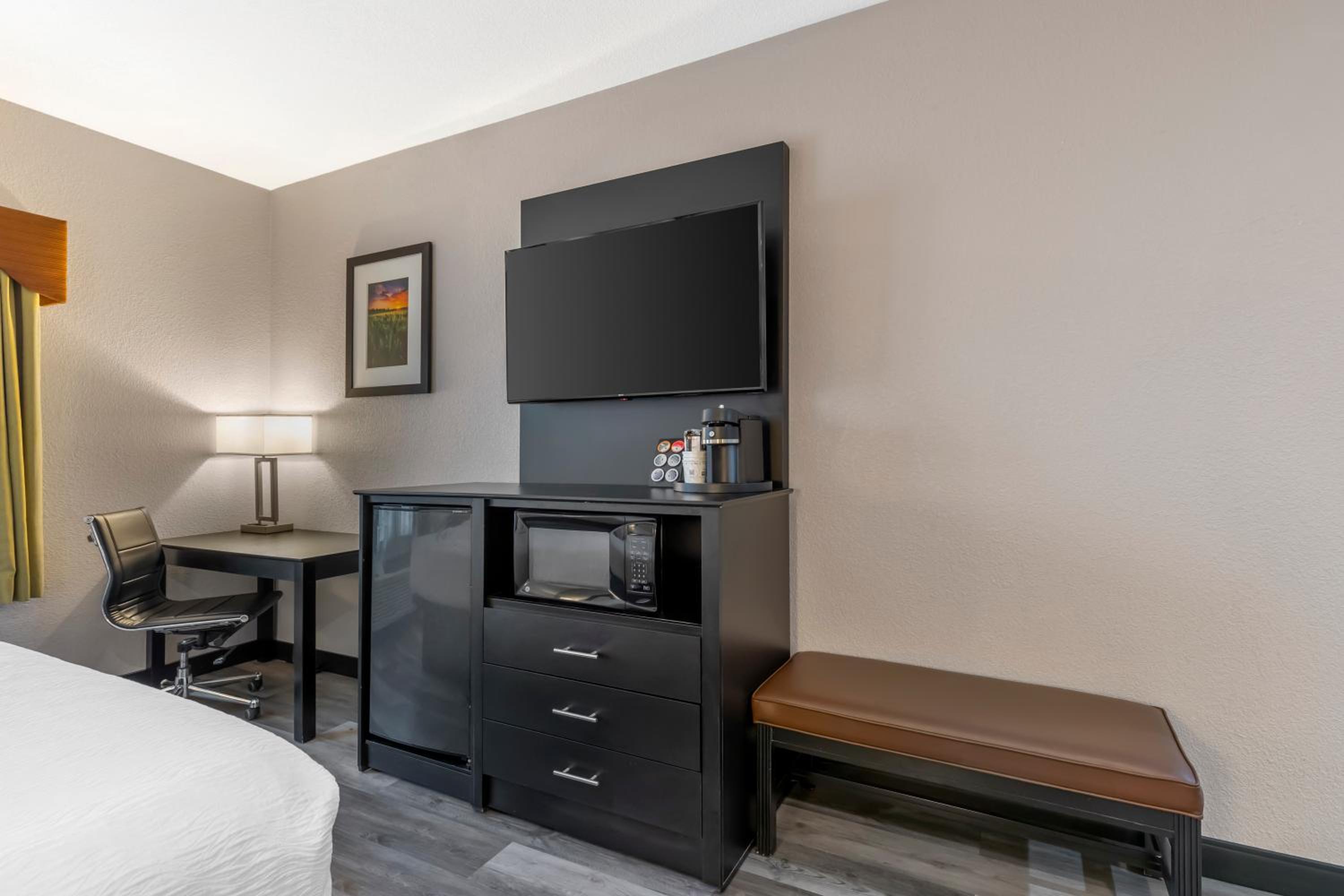 King Room with Sofa Bed - Non Smoking - Photo 6
