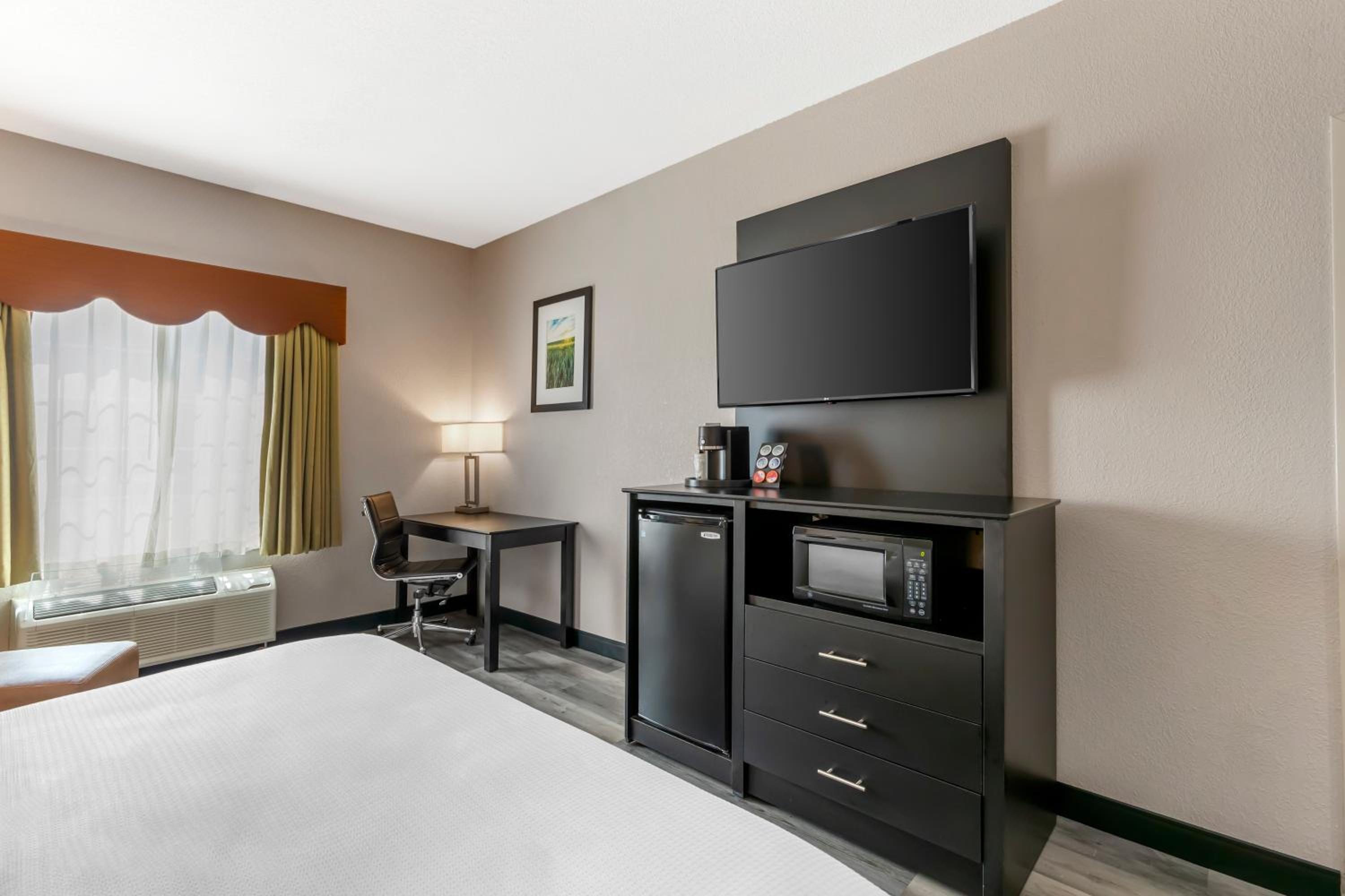 King Room with Sofa Bed - Non Smoking - Photo 4