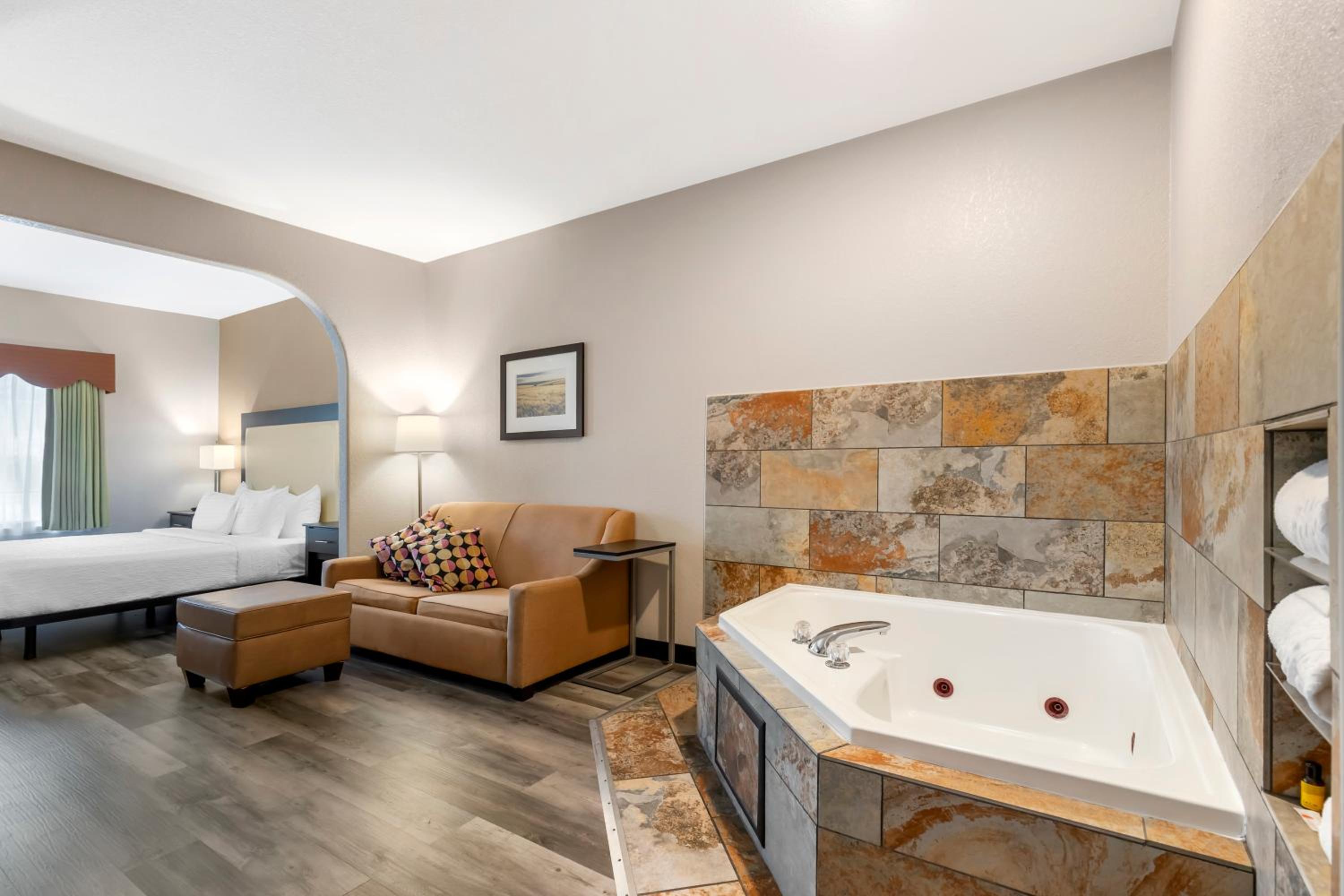 King Room with Spa Bath - Non Smoking - Photo 6