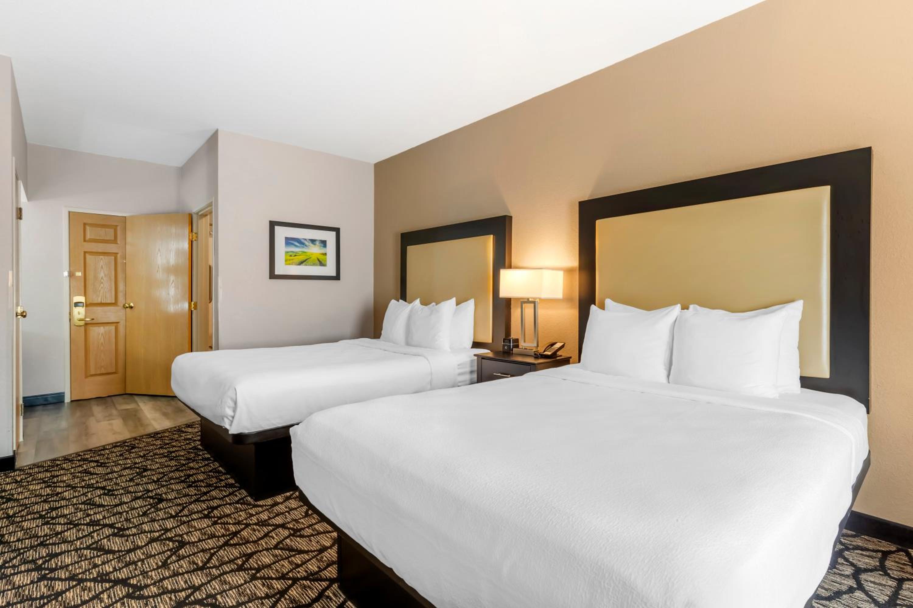 Queen Room with Two Queen Beds - Non-Smoking - Photo 8