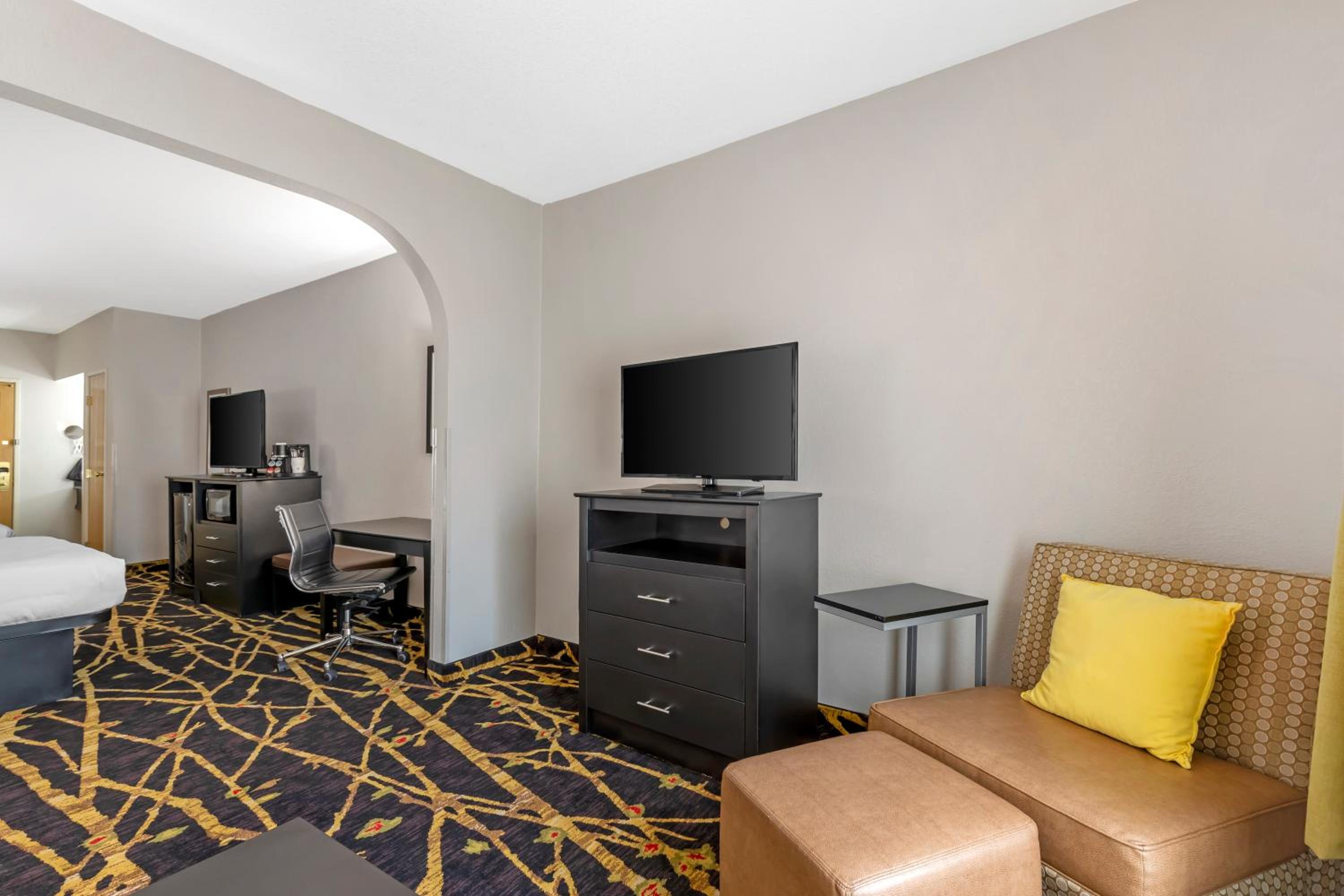 Queen Suite with Two Queen Beds - Non Smoking - Photo 6
