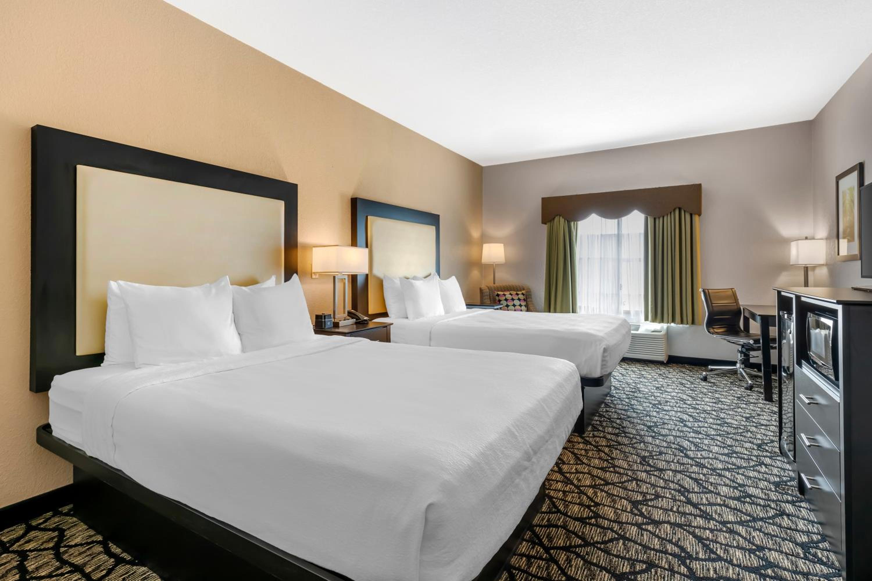 Queen Room with Two Queen Beds - Non-Smoking - Photo 10