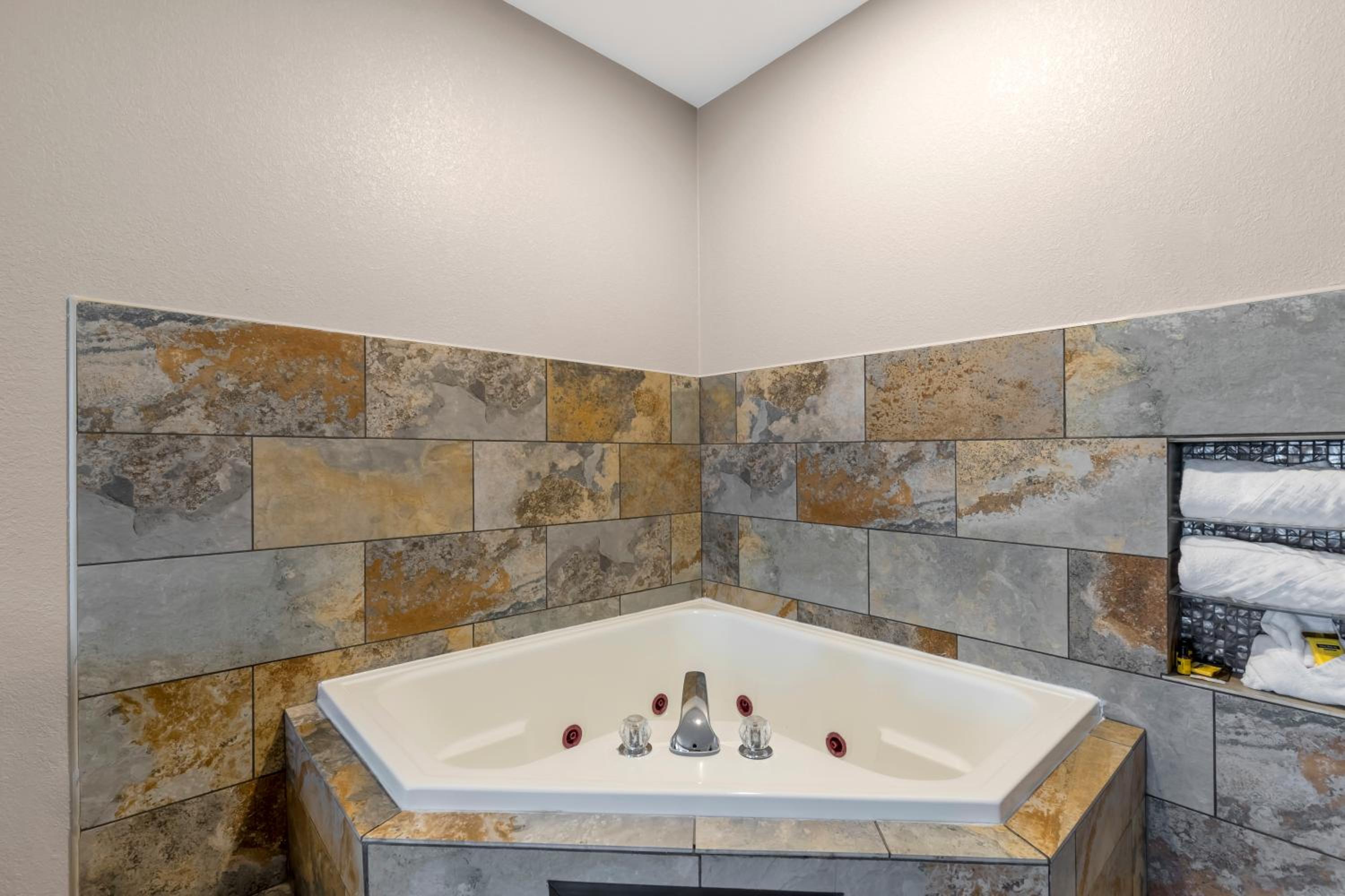 King Room with Spa Bath - Non Smoking - Photo 7