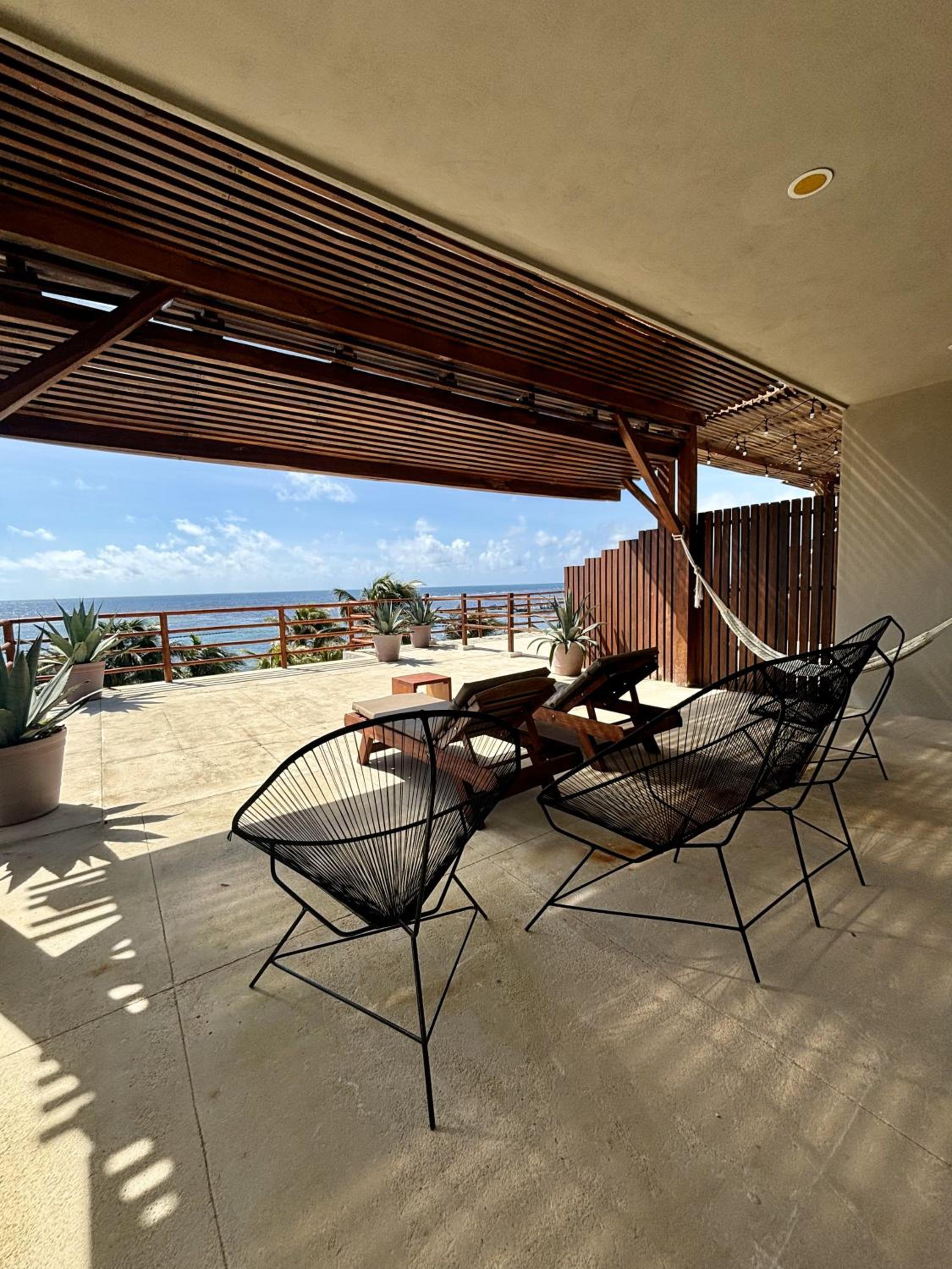 Deluxe Suite with Sea View - Photo 12