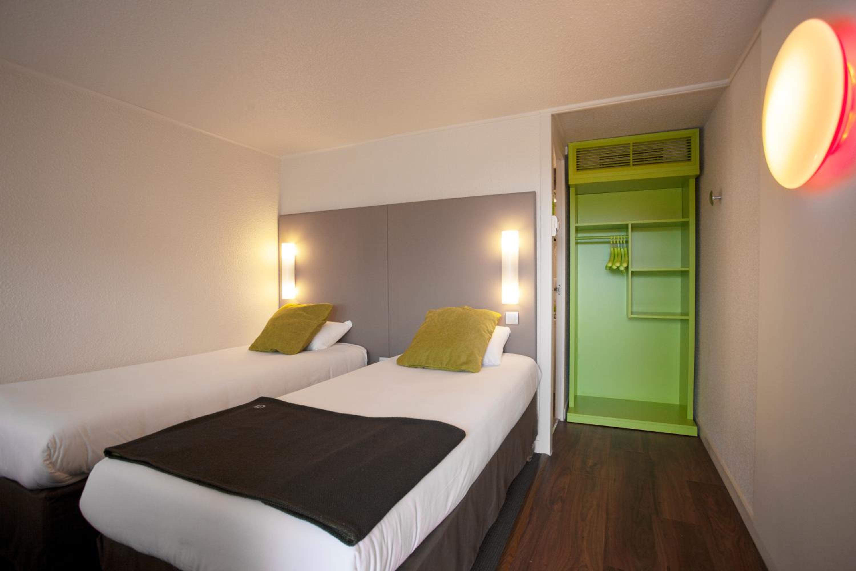 Standard Twin Room - Photo 7