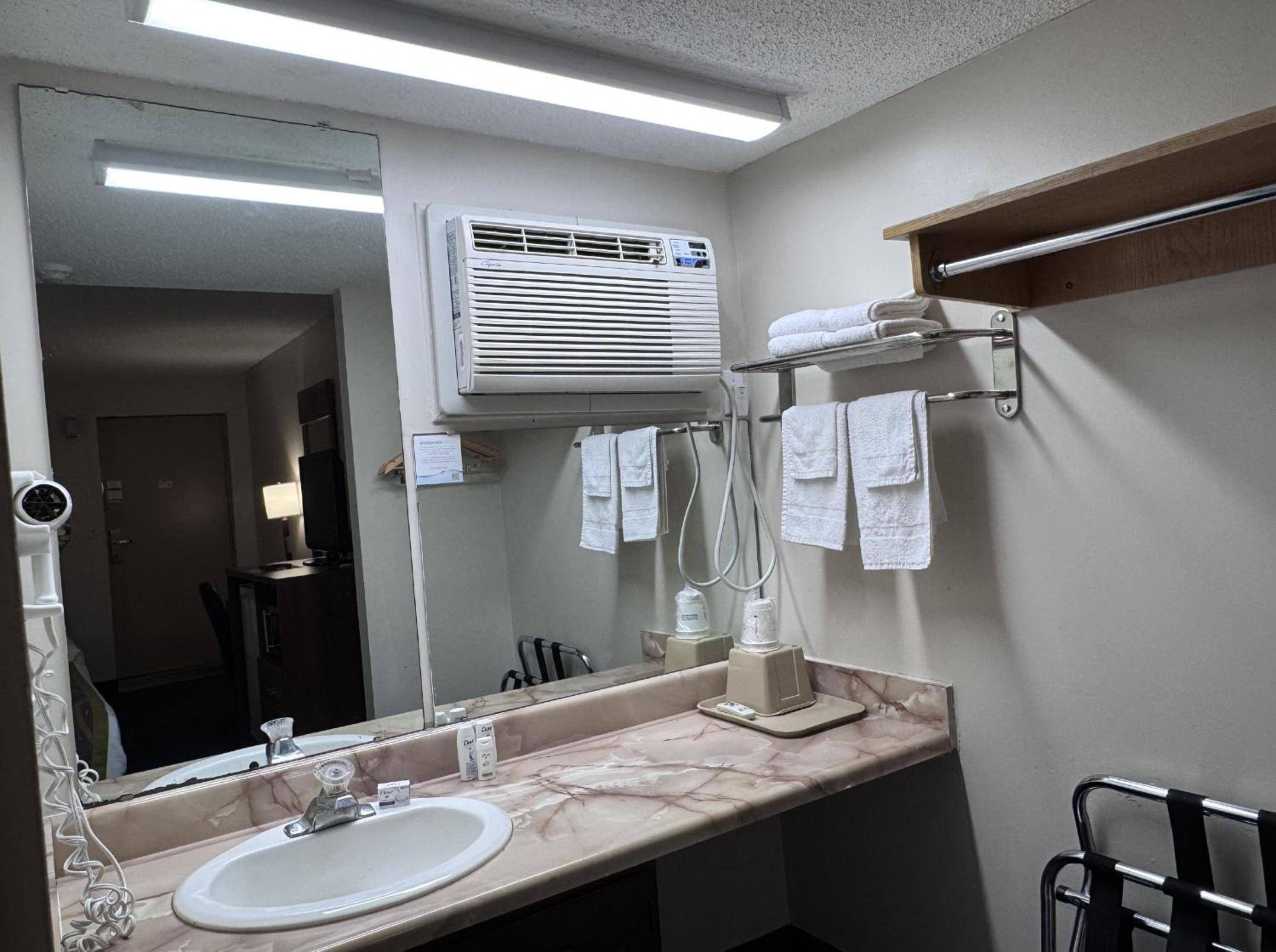 Efficiency Double Room with Two Double Beds - Non-Smoking - Photo 2